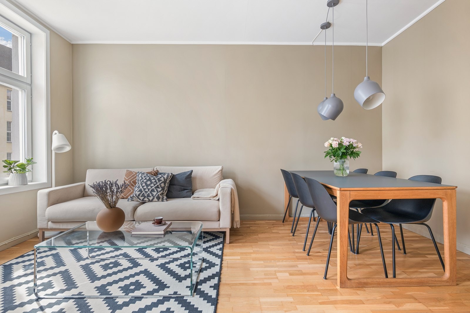 I 2020 ble det installert taklampe med dimmer i stuen. Galleribilde