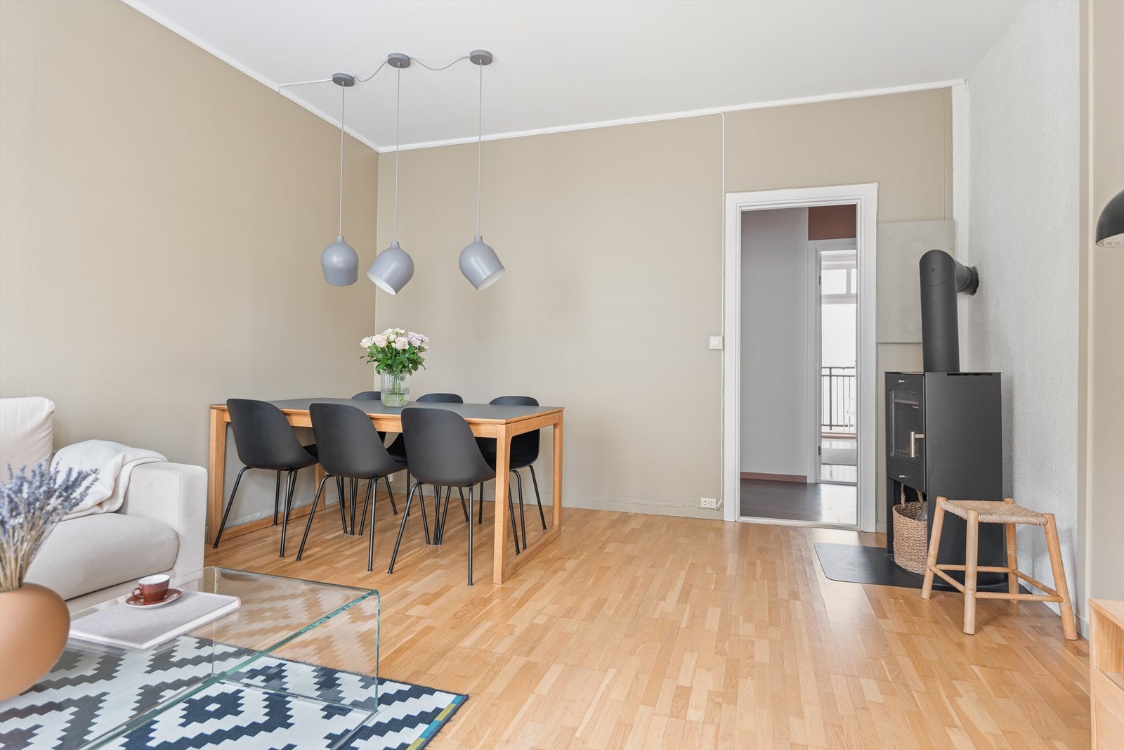 Den gjennomgående planløsningen og de store vindusflatene sørger for en lys og luftig romfølelse. Galleribilde