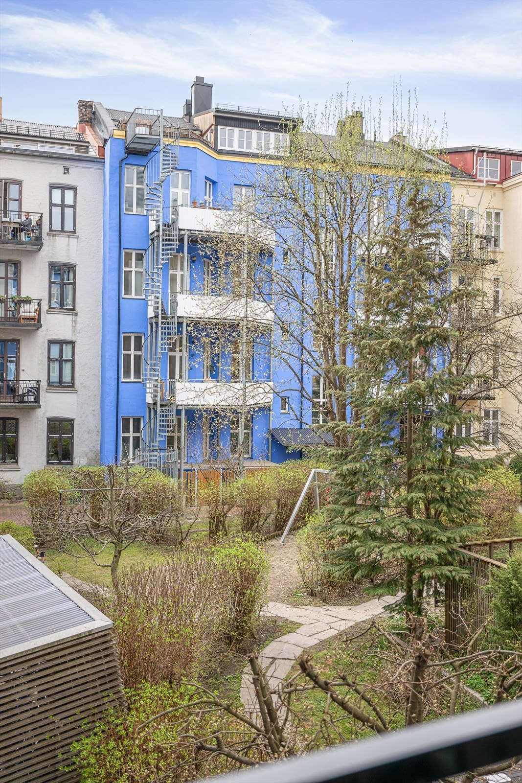Balkongen vender mot et stille og skjermet gårdsrom. Galleribilde