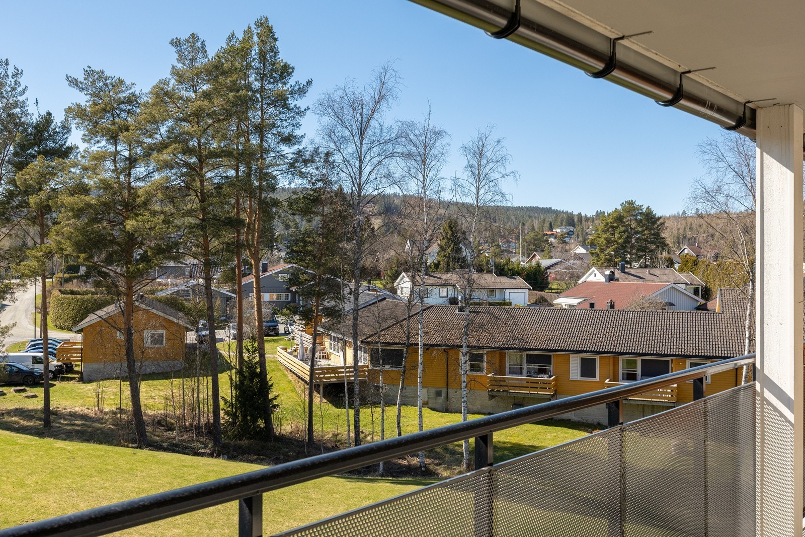 Fra balkongen er det hyggelig utsikt til de pent opparbeidede fellesområdene og til nærliggende nabolag. Galleribilde