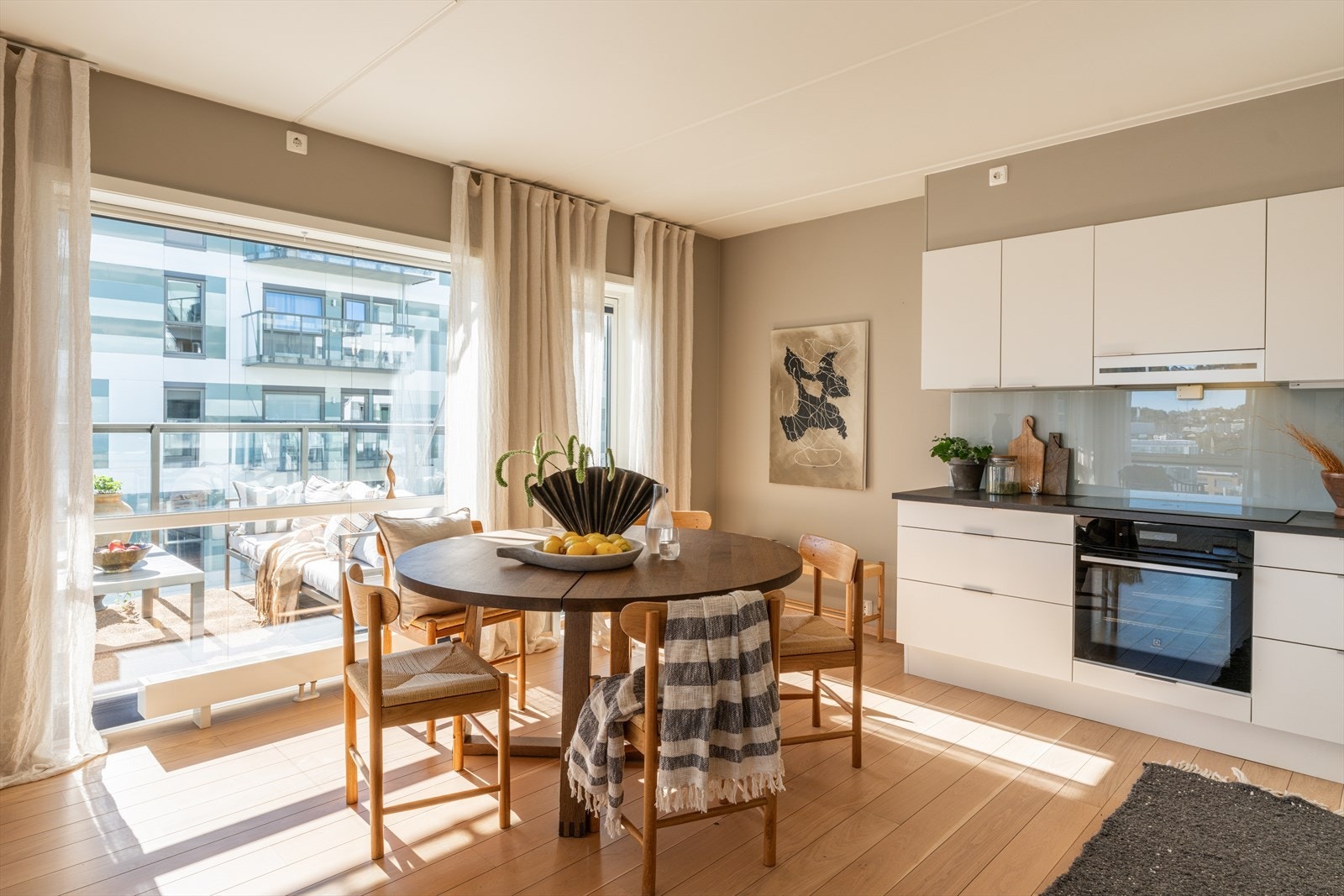 En romslig spiseplass med naturlig plass til et stort spisebord. Galleribilde