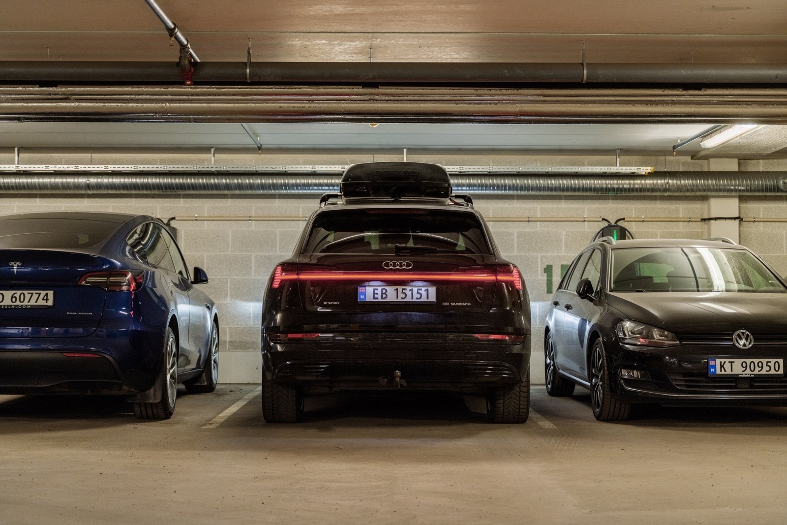 Ta heisen ned til garasjeplan hvor det medfølger en egen parkeringsplass. Galleribilde