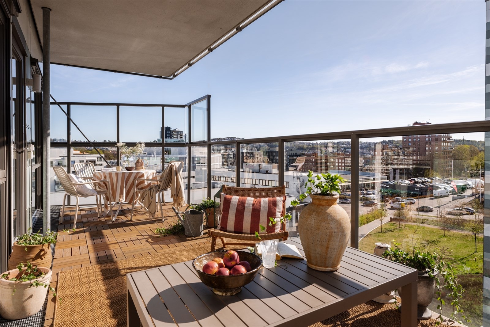 Sydvestvendt balkong på 16 m² med god plass til utemøbler og beplantning. Galleribilde