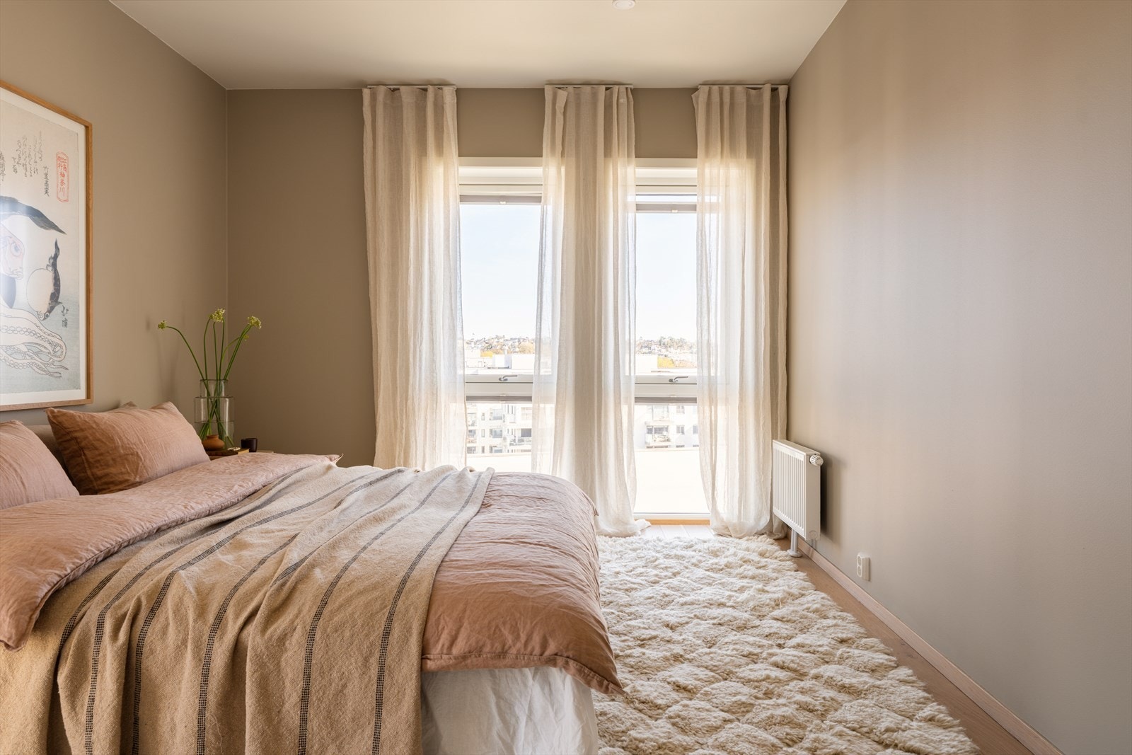 Alle tre soverommene har enstavs parkett, listefri himling og vegger hovedsakelig malt i fargen Modern Beige fra Jotun. Galleribilde