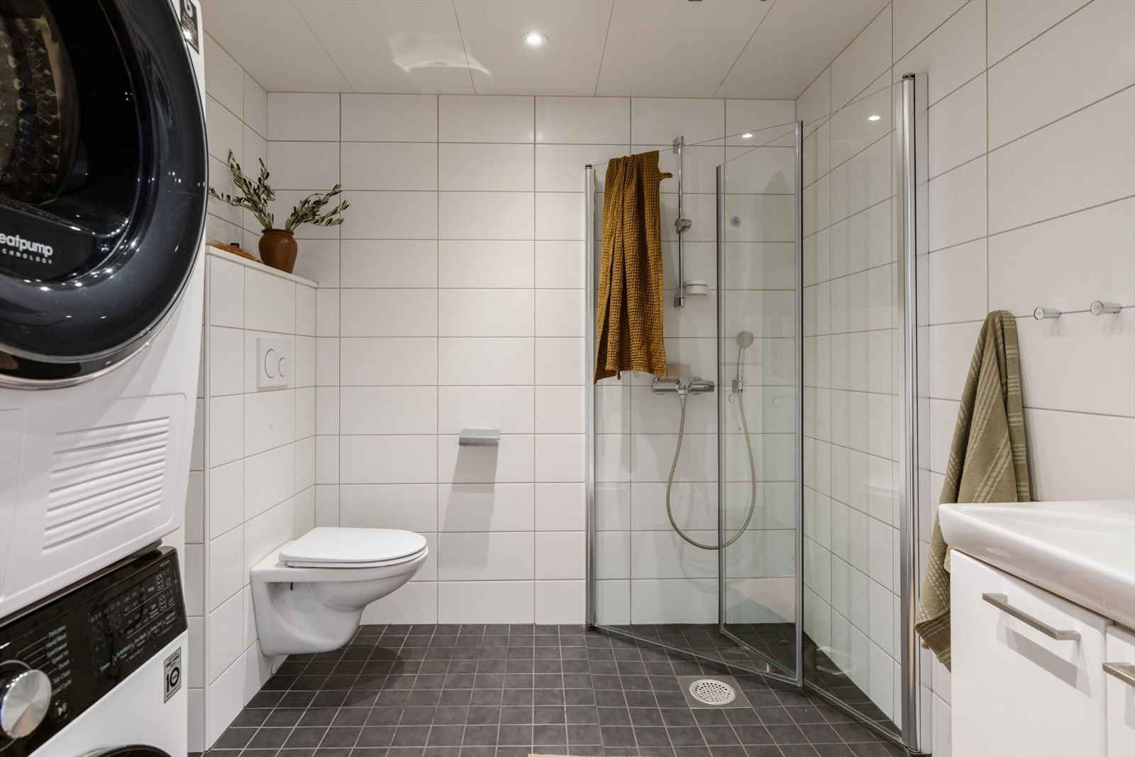 Hovedbadet har inngang fra gangen og fungerer også som vaskerom, med vaskesøyle (vaskemaskin og tørketrommel) som medfølger. Galleribilde