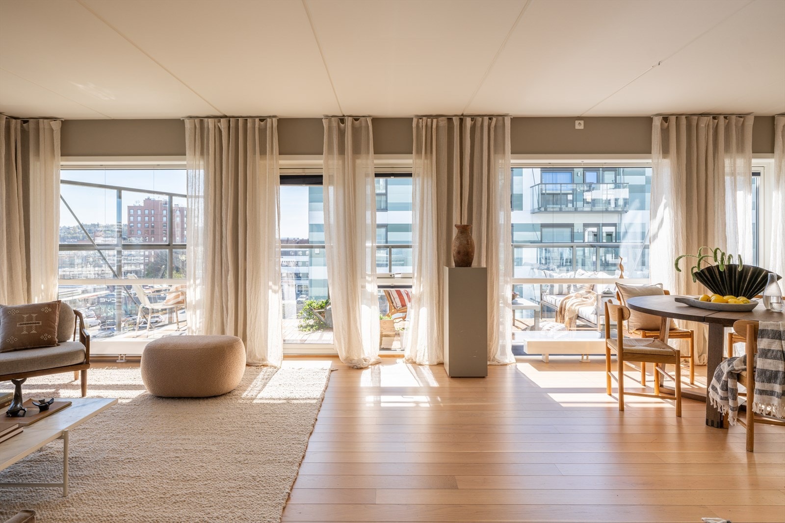 Store vindusflater fra gulv til tak på tre sider sørger for et lyst og luftig preg. Galleribilde