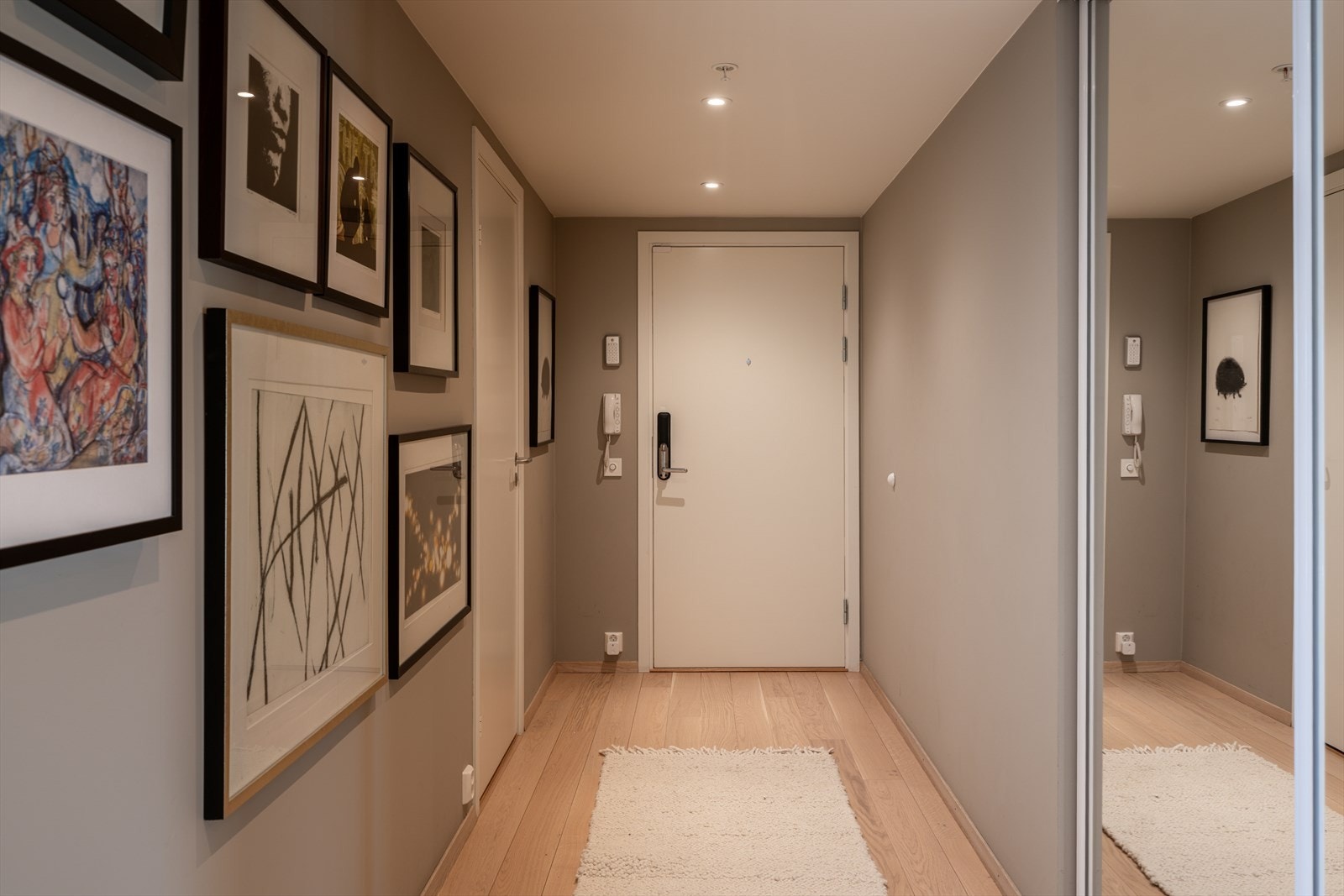 Entréen er utstyrt med en praktisk skyvedørsgarderobe med speilfronter. Galleribilde