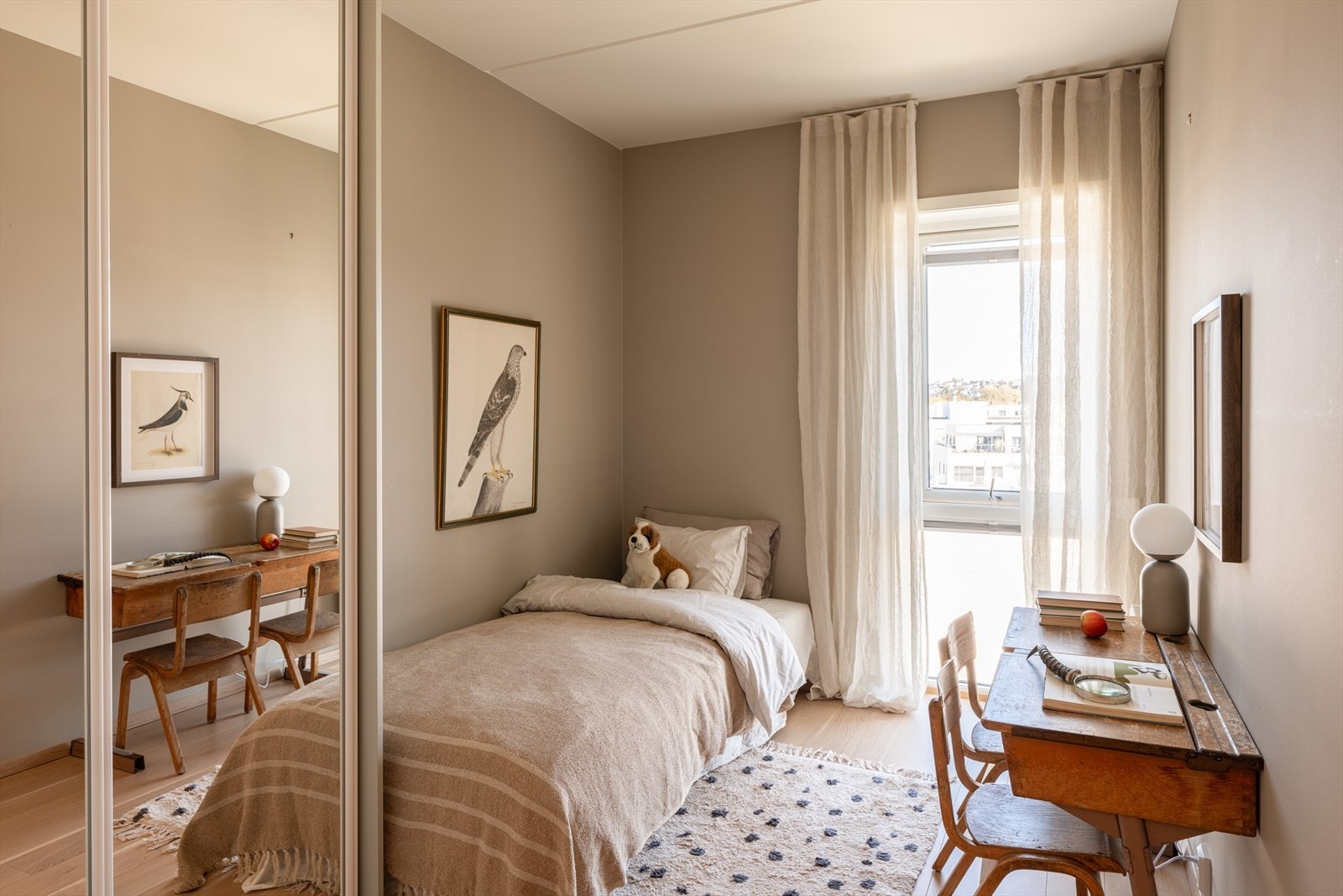 Leilighetens tredje soverom er også av god størrelse og har plass til seng, nattbord og skrivepult. Her er det plassbygd skyvedørsgarderobe med speilfronter. Galleribilde