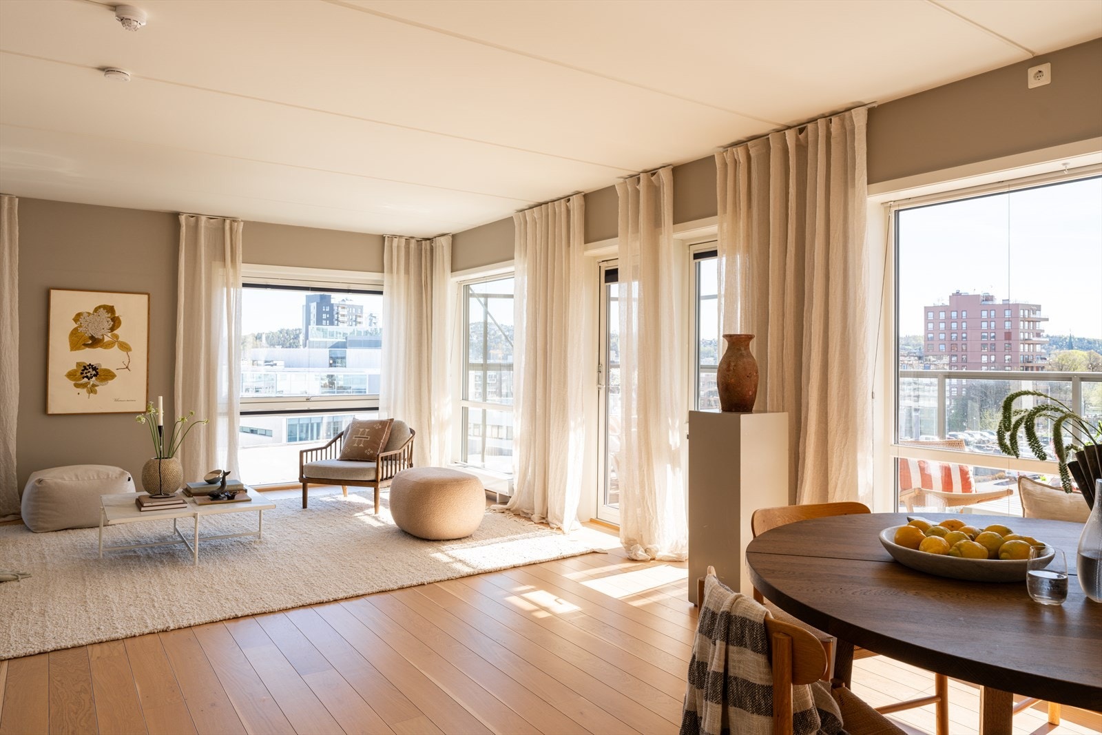 Hjørneplasseringen og vinduer fra gulv til tak på to sider gir rikelig med naturlig lys og flott utsyn. Galleribilde