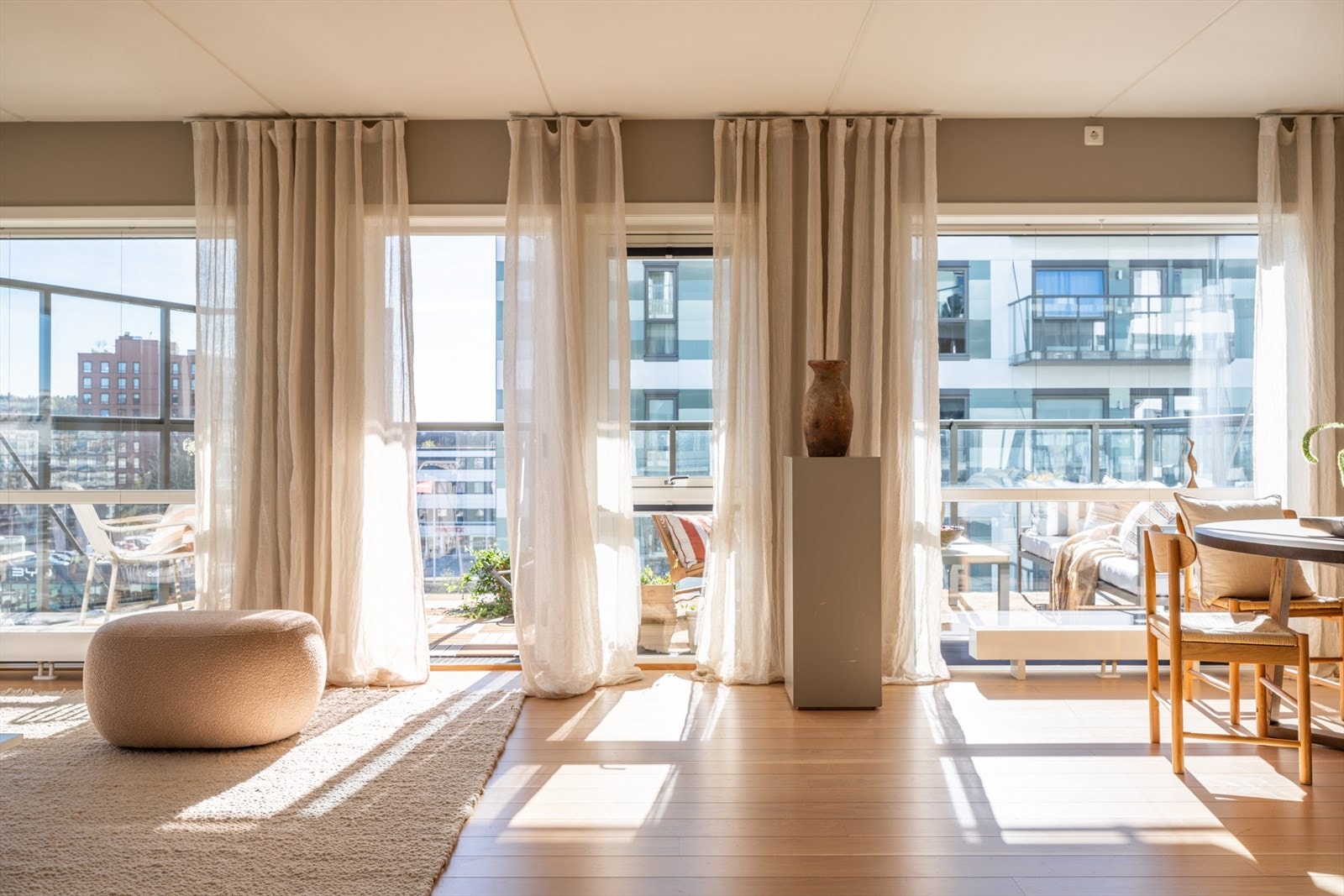 Videre har boligen utgang til en stor balkong med gode solforhold. Galleribilde