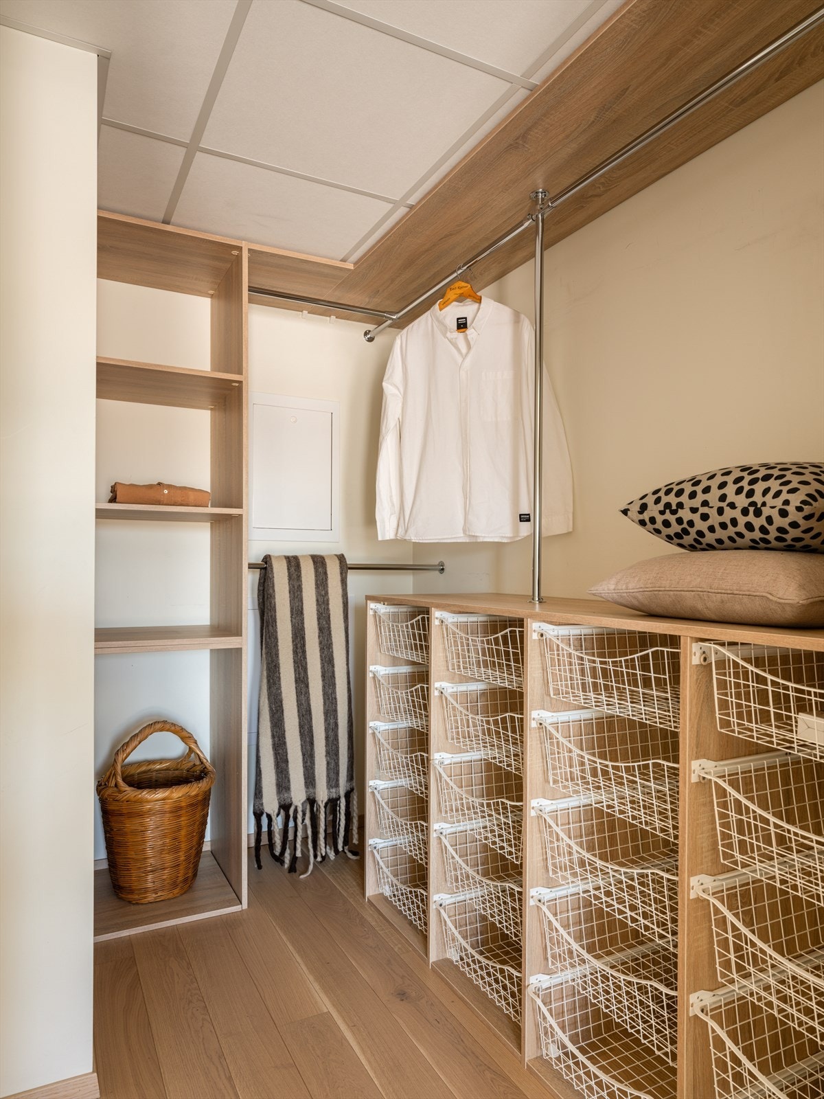 Garderobe med direkte tilgang fra soverommet, med rikelig plass til klær og personlige eiendeler. Galleribilde