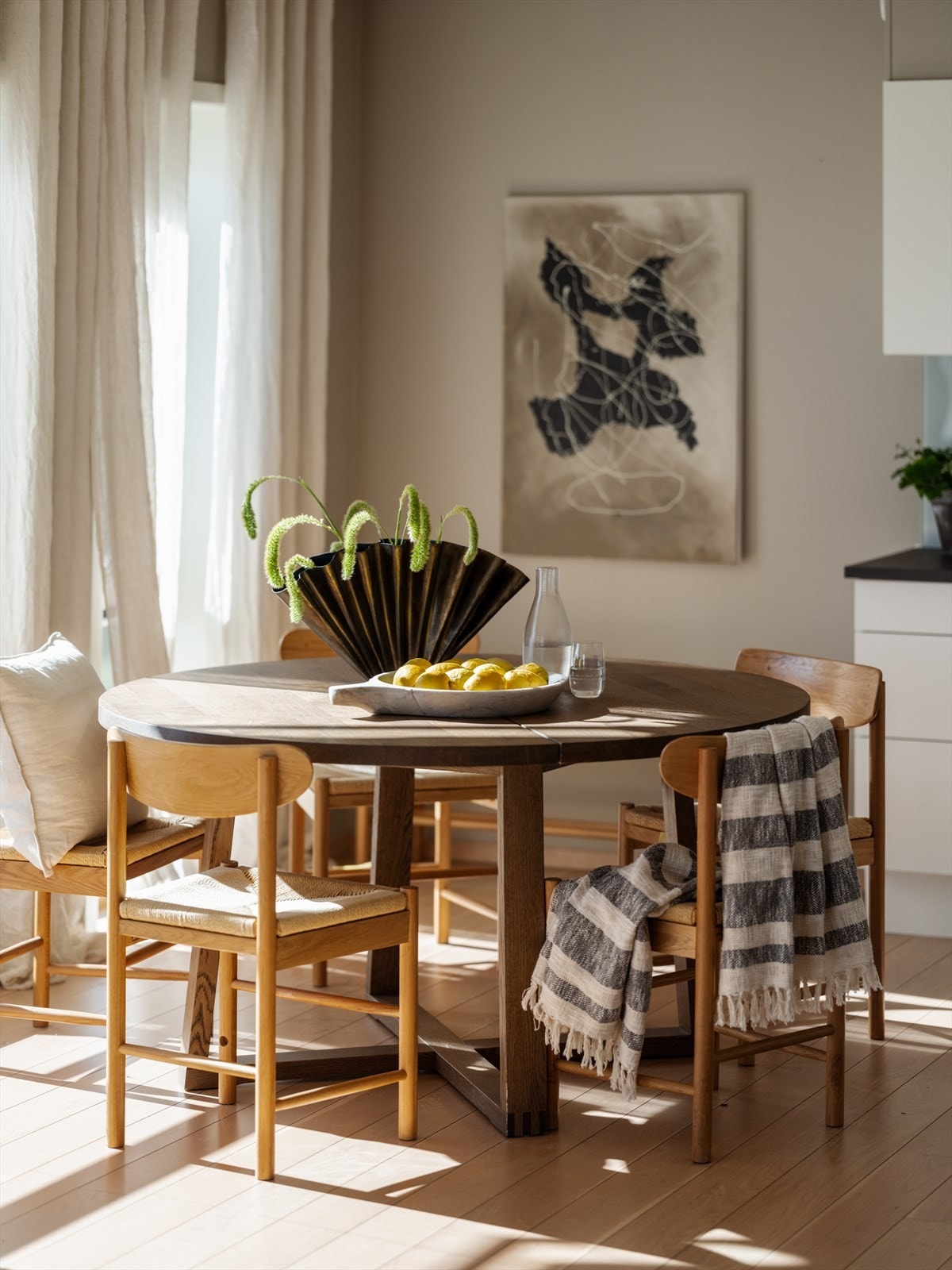 God plass til et stort spisebord hvor venner og familie kan samles til hyggelige middager. Galleribilde