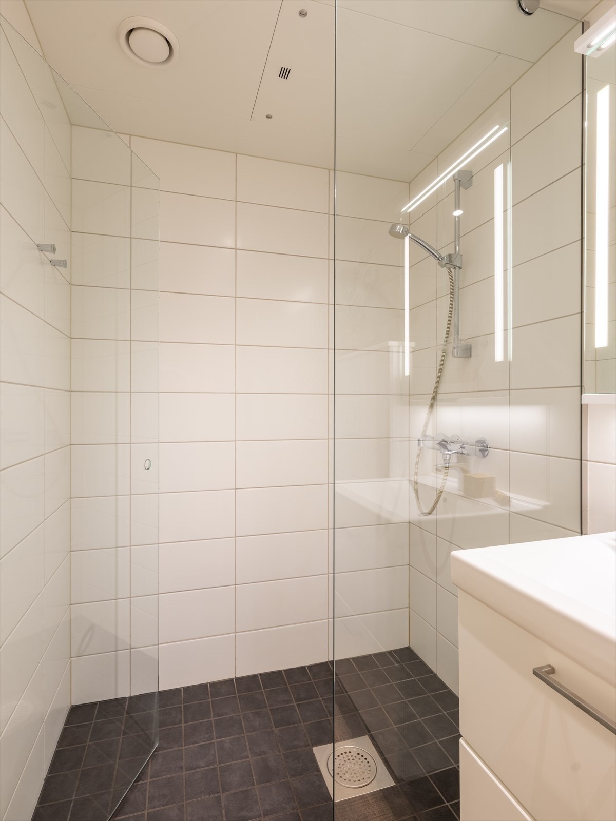 Elektriske varmekabler på badet gir en behagelig komfort i morgen- og kveldsstellet. Galleribilde