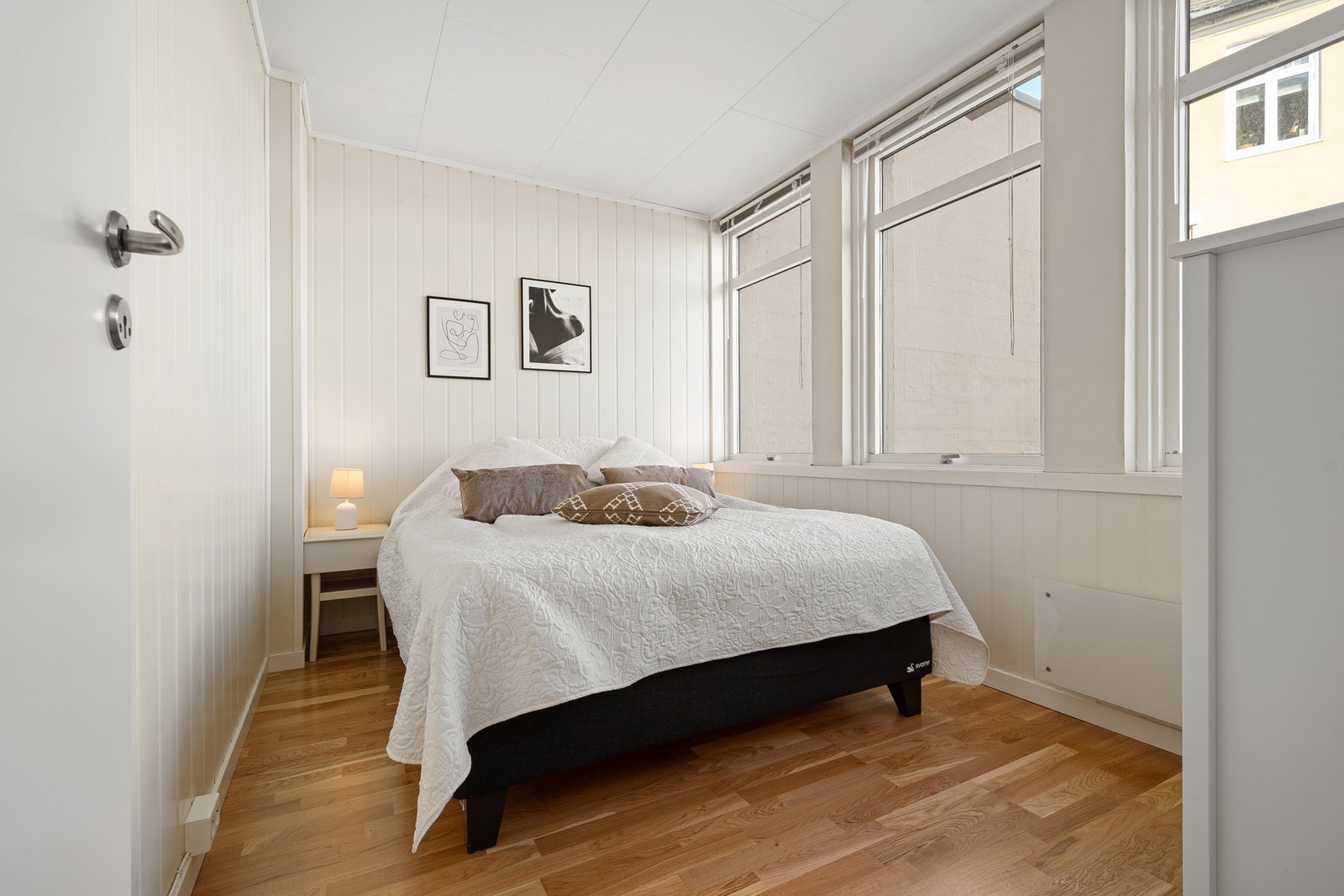 Romslig med plass til dobbeltseng Galleribilde