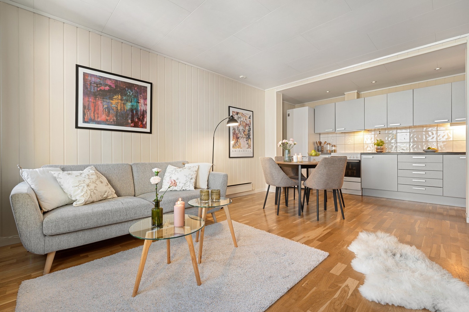 Stua er romslig med plass til både sofa og spisebord Galleribilde