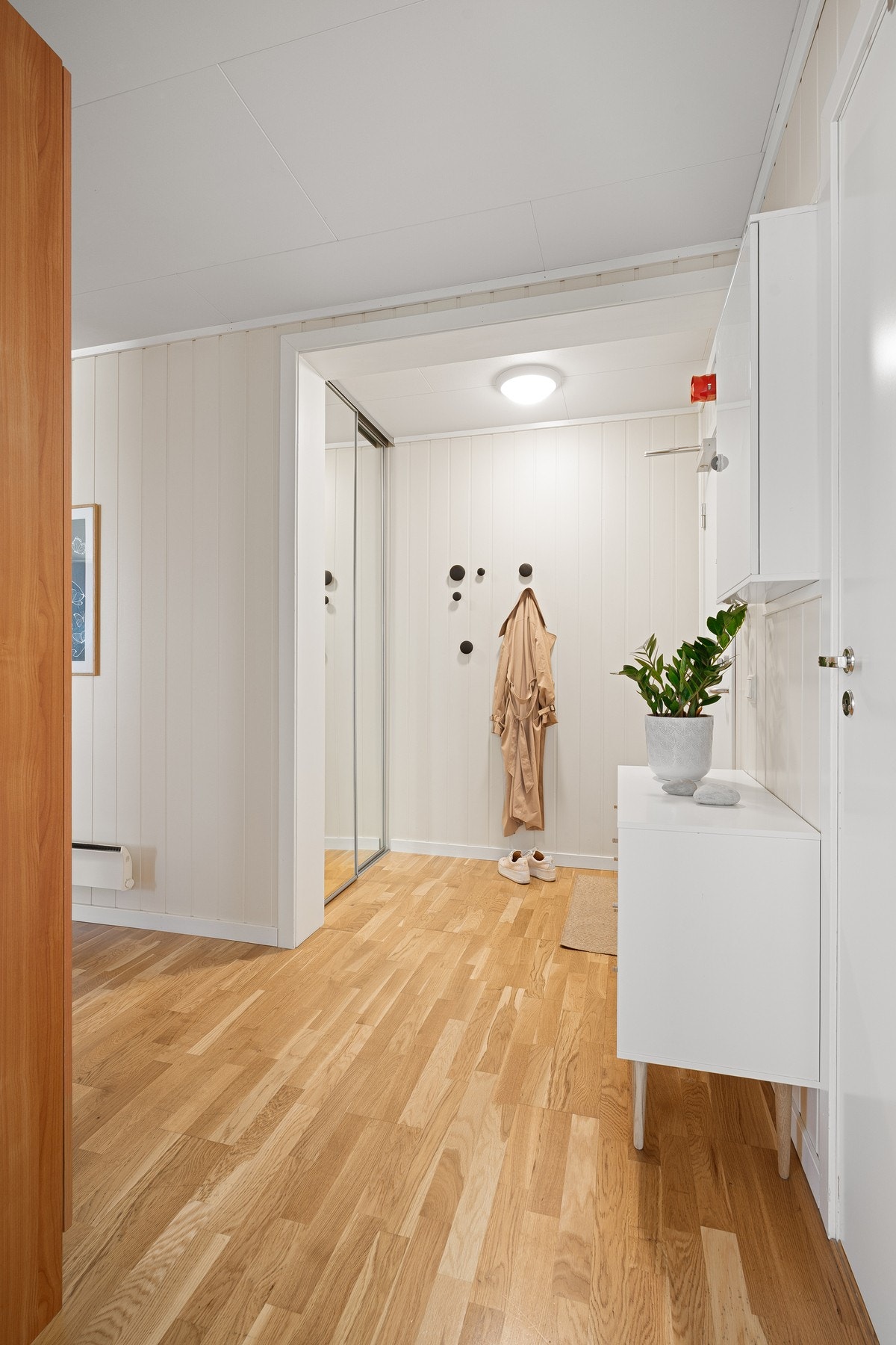 I entréen er det innebygd skyvedørsgarderobe med garderobeplass Galleribilde