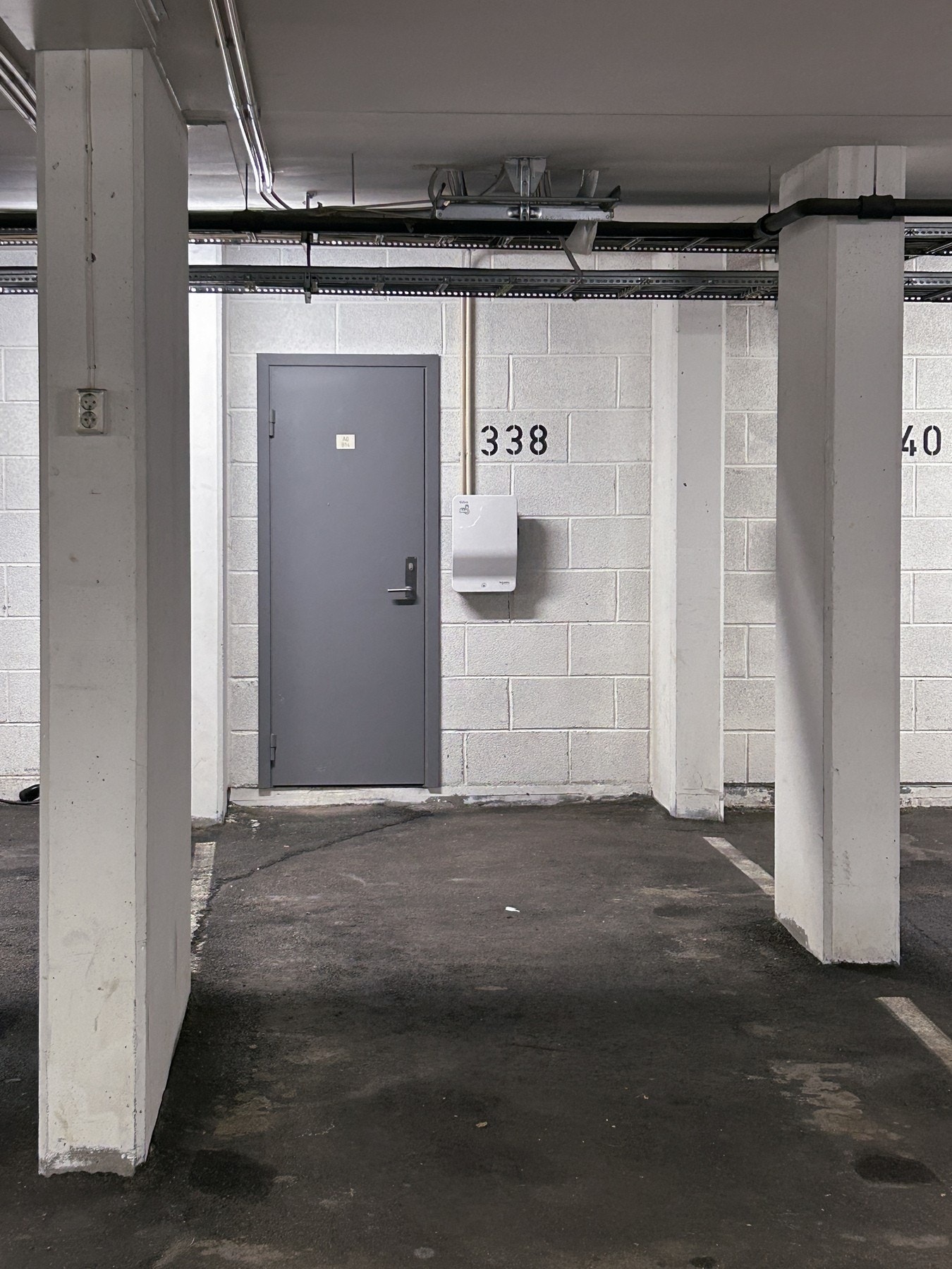 I tillegg disponerer leiligheten en garasjeplass med elbil-lader i felles garasjeanlegg, samt en kjellerbod på ca. 6m². Heis i bygget. Galleribilde