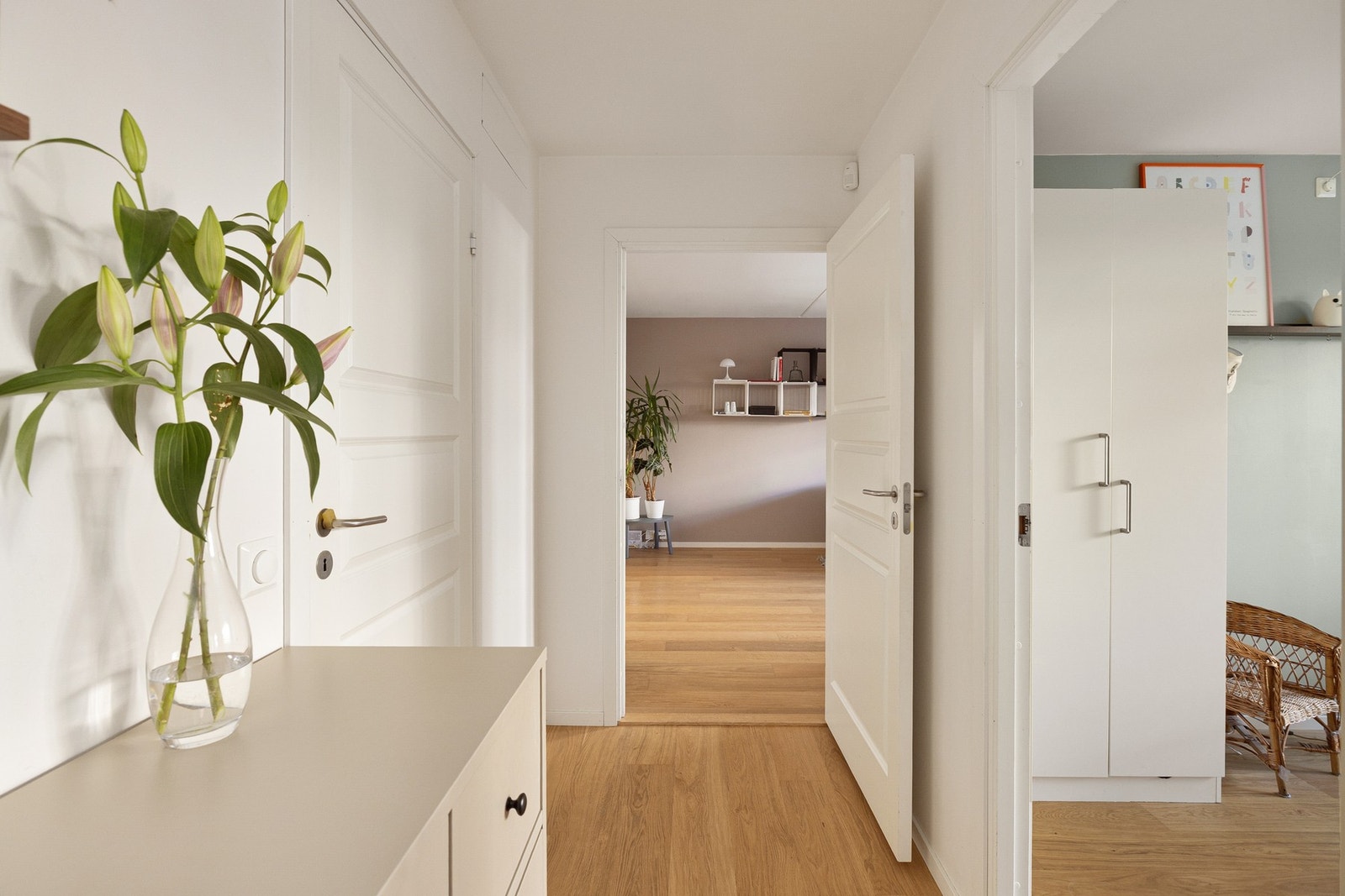 Entréen har god standard med enstavs parkett på gulv og glatte lysmalte overflater. Galleribilde