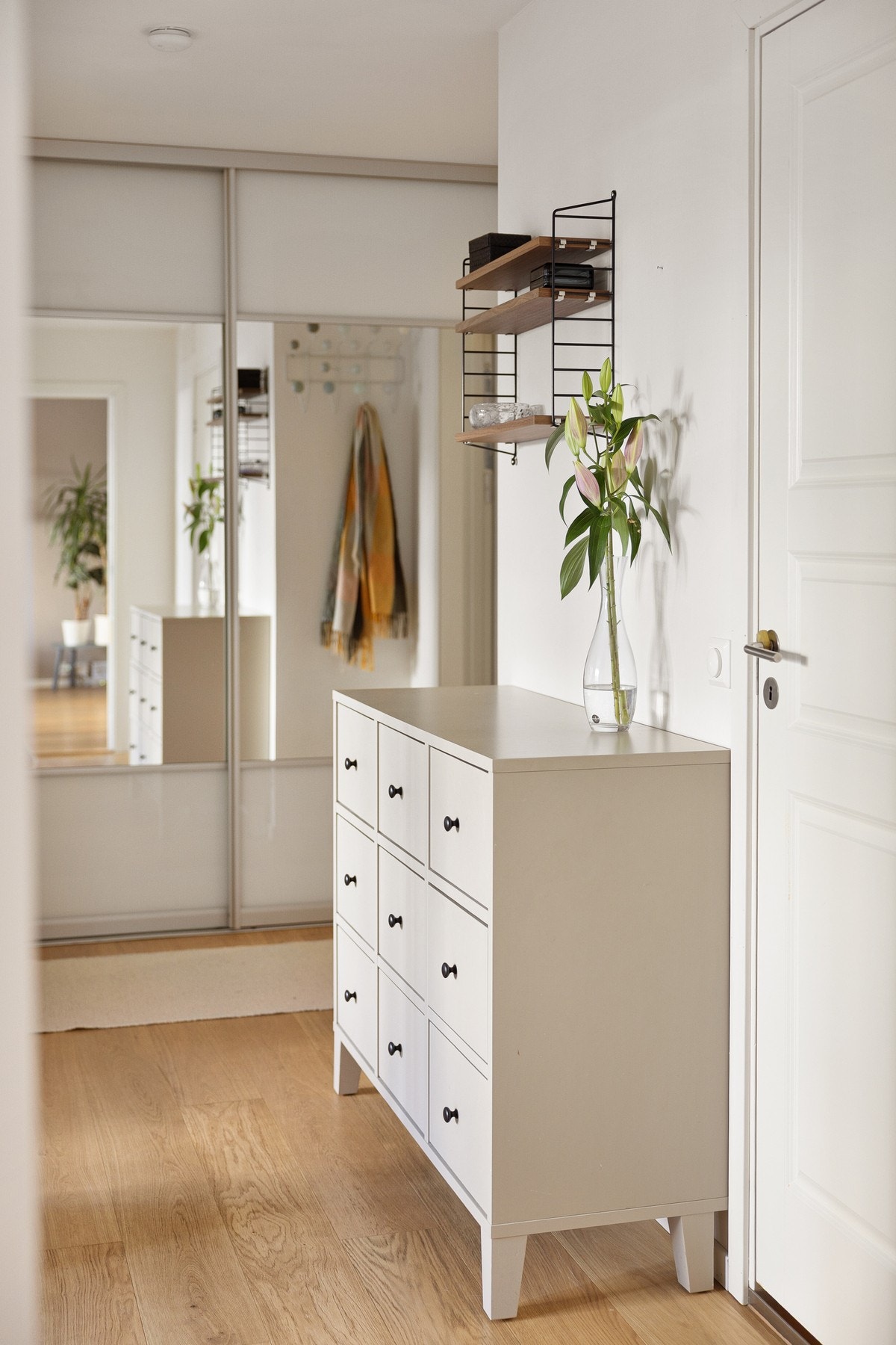 I entréen har du god oppbevaringsplass i stor plassbygget skyvedørsgarderobe. Galleribilde