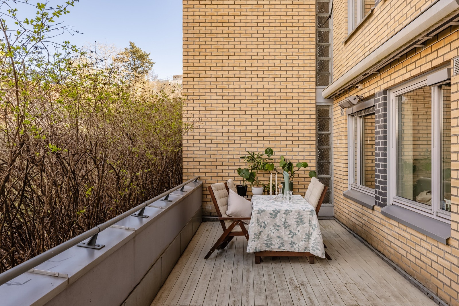 Utenfor terrassen er det en stor hekk som gir en skjermet og lun uteplass. Veggmontert terrassevarmer med integrert bluetooth høyttaler. Galleribilde