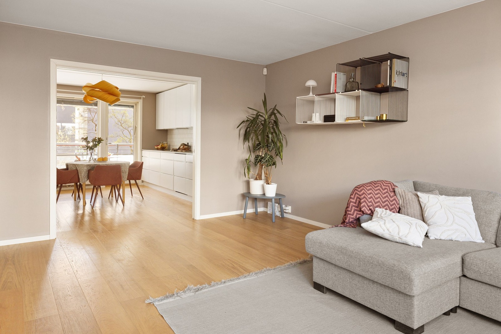 Leiligheten har en god planløsning med to store oppholdsrom ved siden av hverandre. Galleribilde