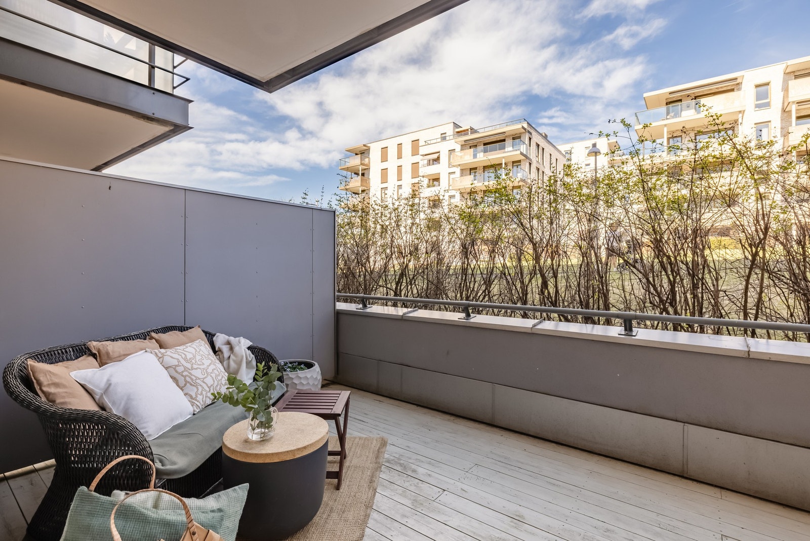 Terrassen er delvis overbygget, har terrassebord på gulv og god plass til flere ulike sittegrupper. Elektrisk markise. Galleribilde
