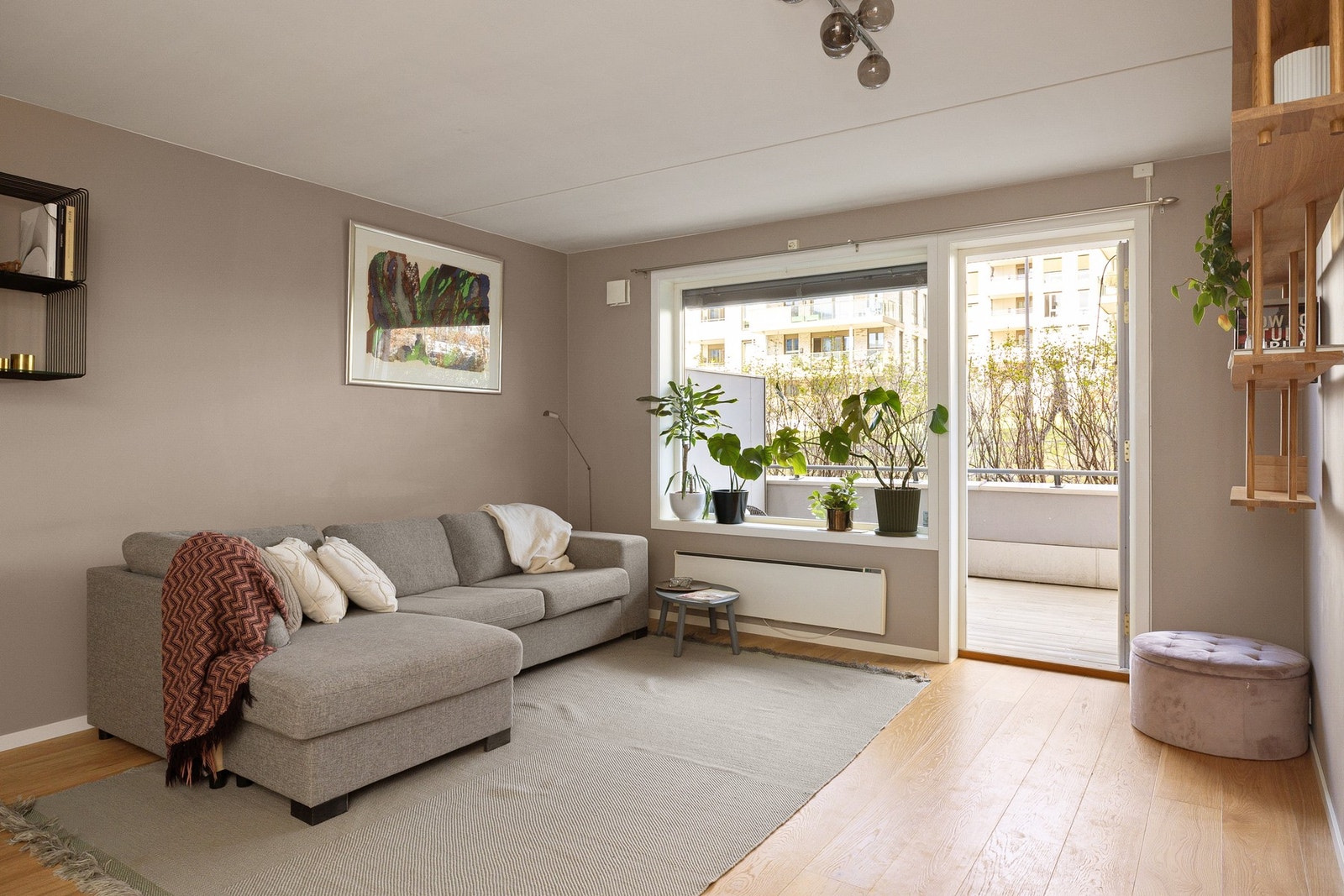 Fra kjøkkenet er det utgang til en solrik sydvendt balkong på 12m², og fra stuen er det utgang til en stor og skjermet terrasse på 25m². Galleribilde