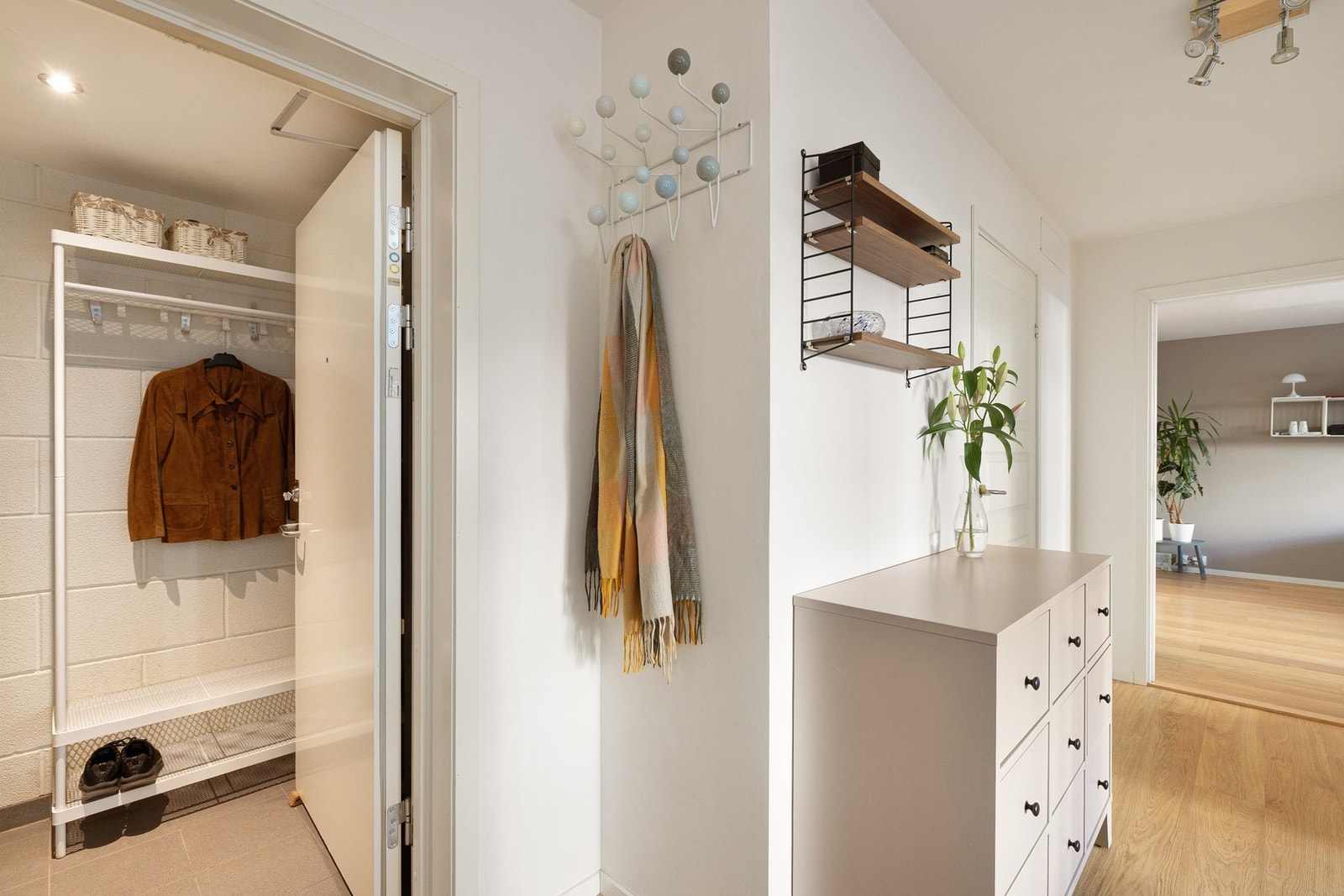 Du ønskes velkommen inn via et inngangsparti som er fellesareal, men som disponeres av kun denne leiligheten. Galleribilde
