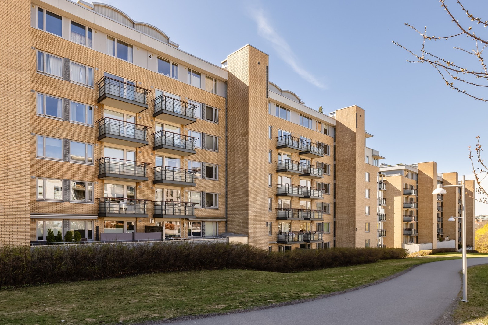 Attraktiv beliggenhet i et rolig boligområde med Akerselva som nærmeste nabo, samtidig som du kun er en kort spasertur fra sentrum og alt byen har å tilby. Galleribilde