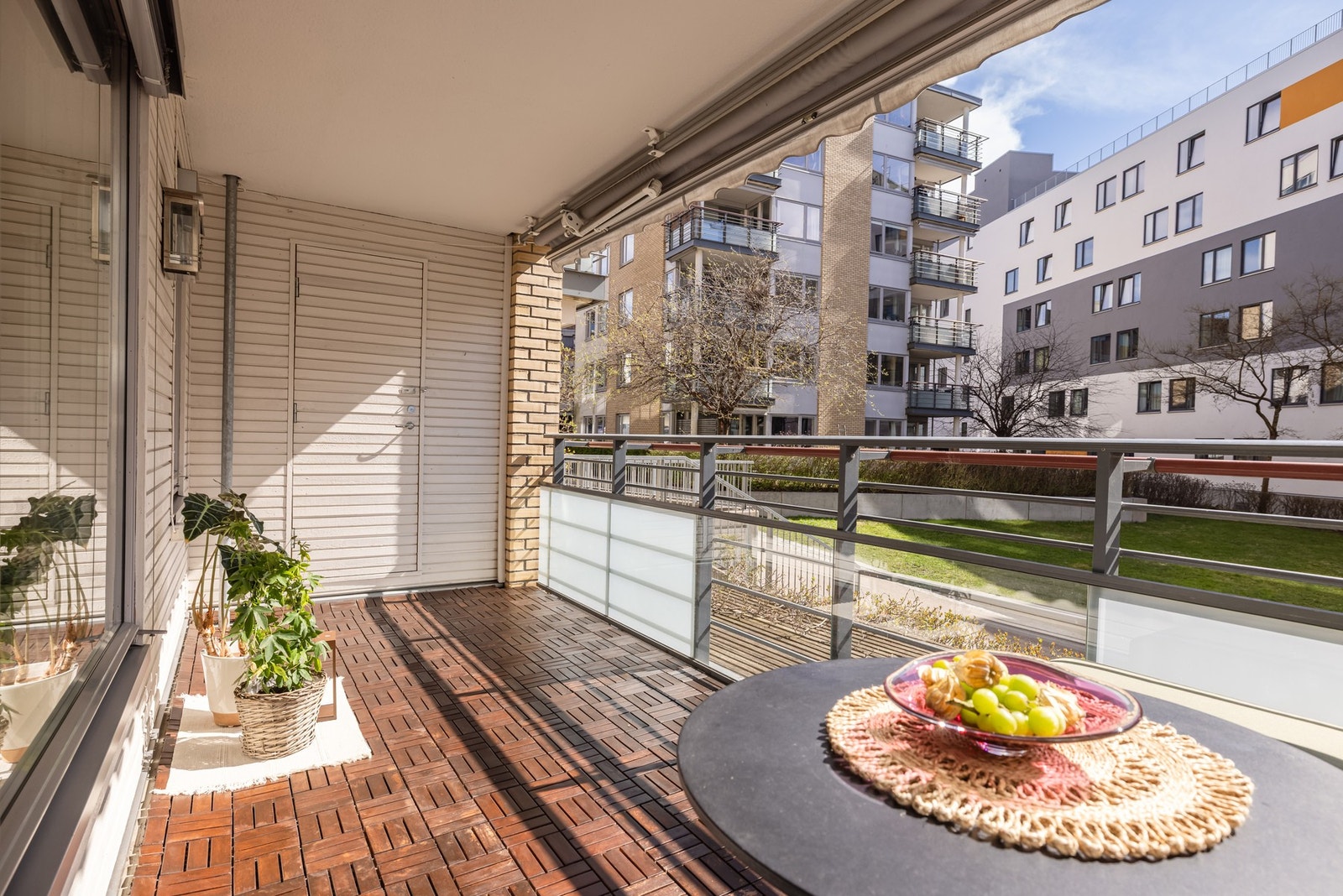 Fra kjøkkenet er det utgang til en solrik sydvendt balkong på 12m². Galleribilde