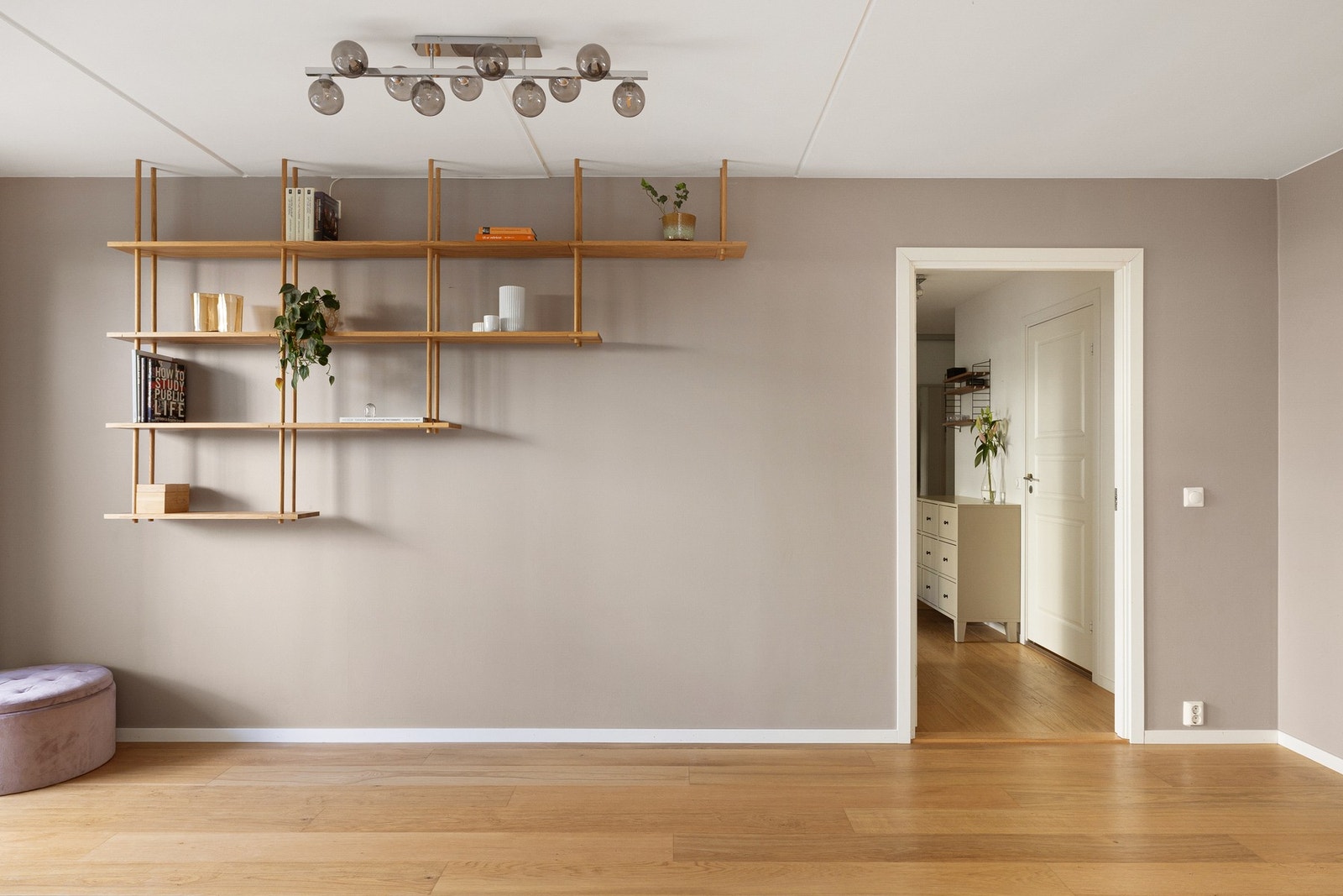 I stuen det god plass til stor sofagruppe med salongbord, samt naturlig plass til mediemøblement med tv. Fiber fra Telia (1000Mb) er inkludert i felleskostnadene. Galleribilde