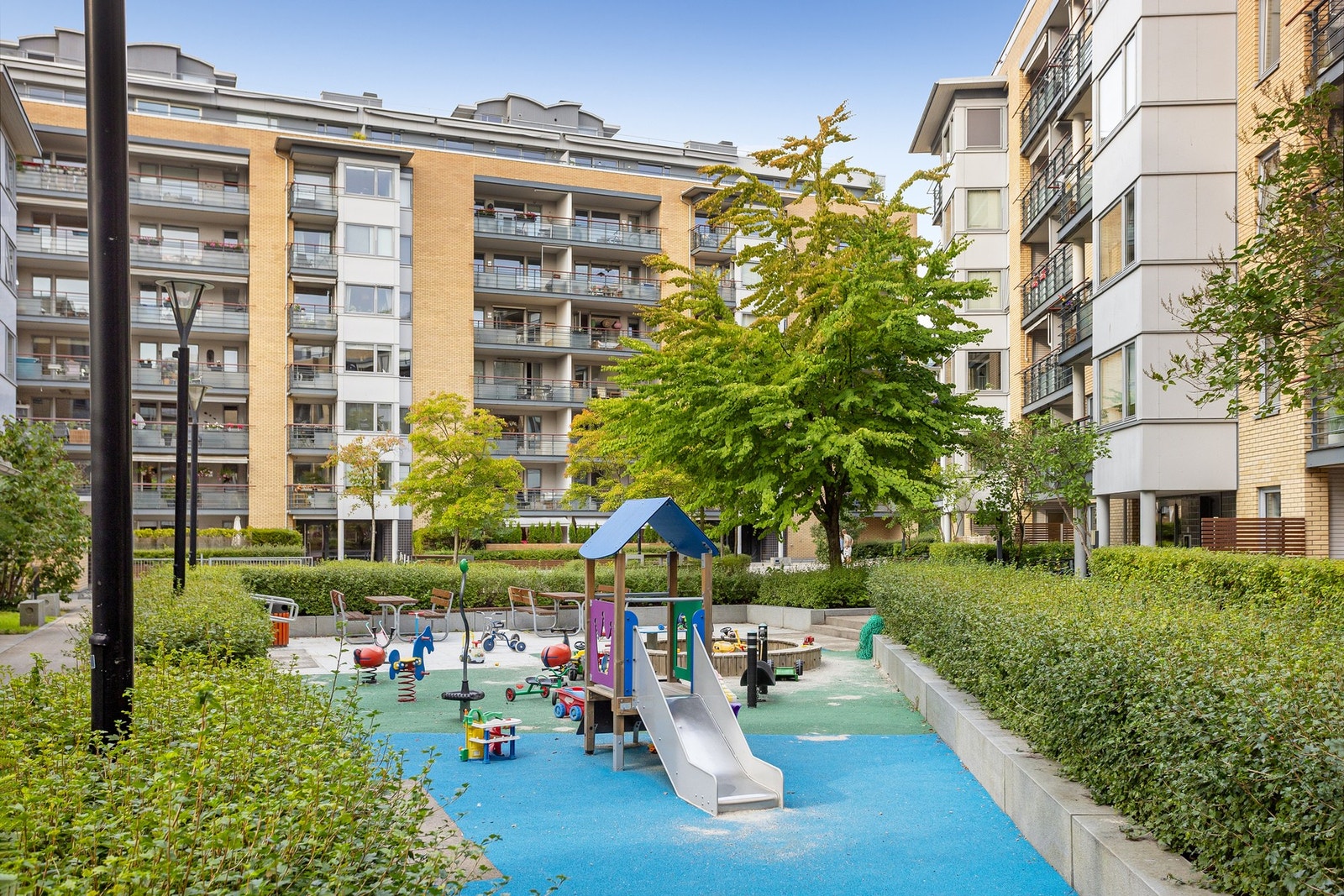 Lekeplass for de minste beboerne og sittegrupper. Galleribilde