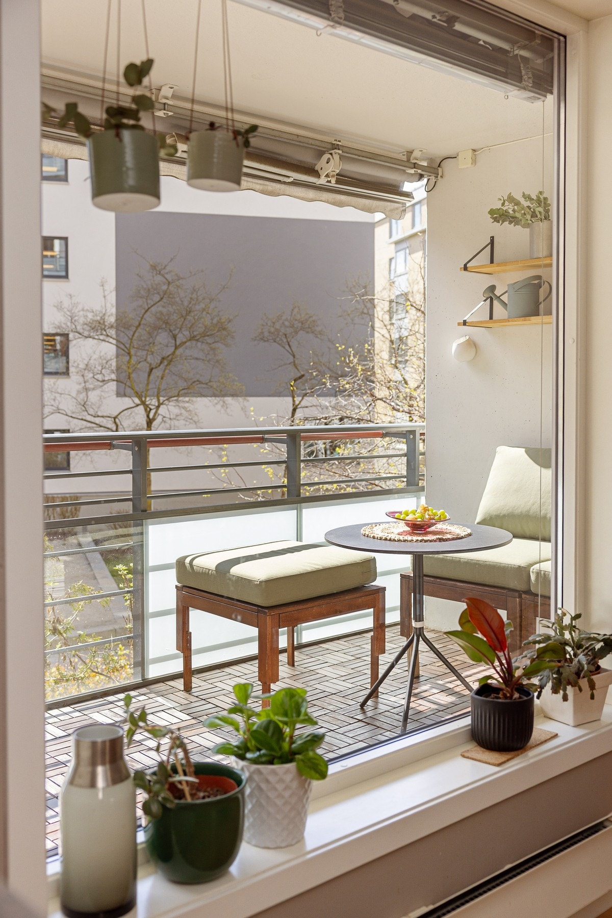 Alle vinduene i leiligheten har fine brede vinduskarmer for planter og dekor. Galleribilde