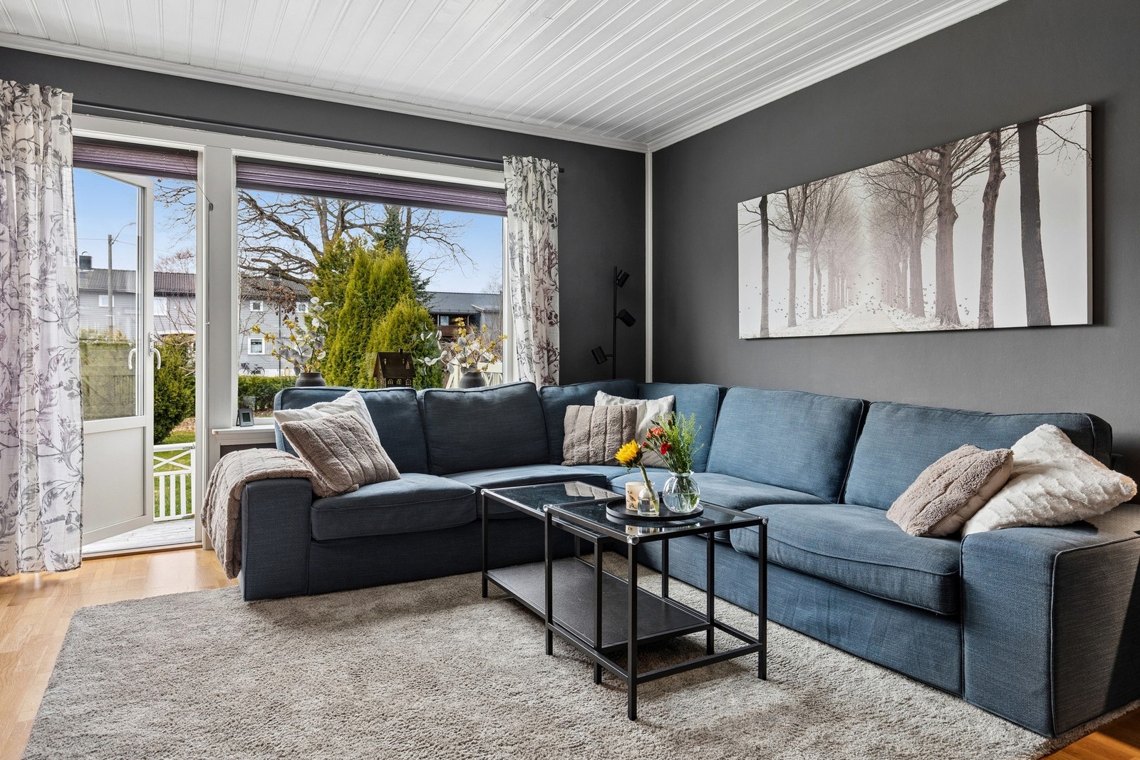 Lys og romslig stue med god plass til sofagruppe Galleribilde
