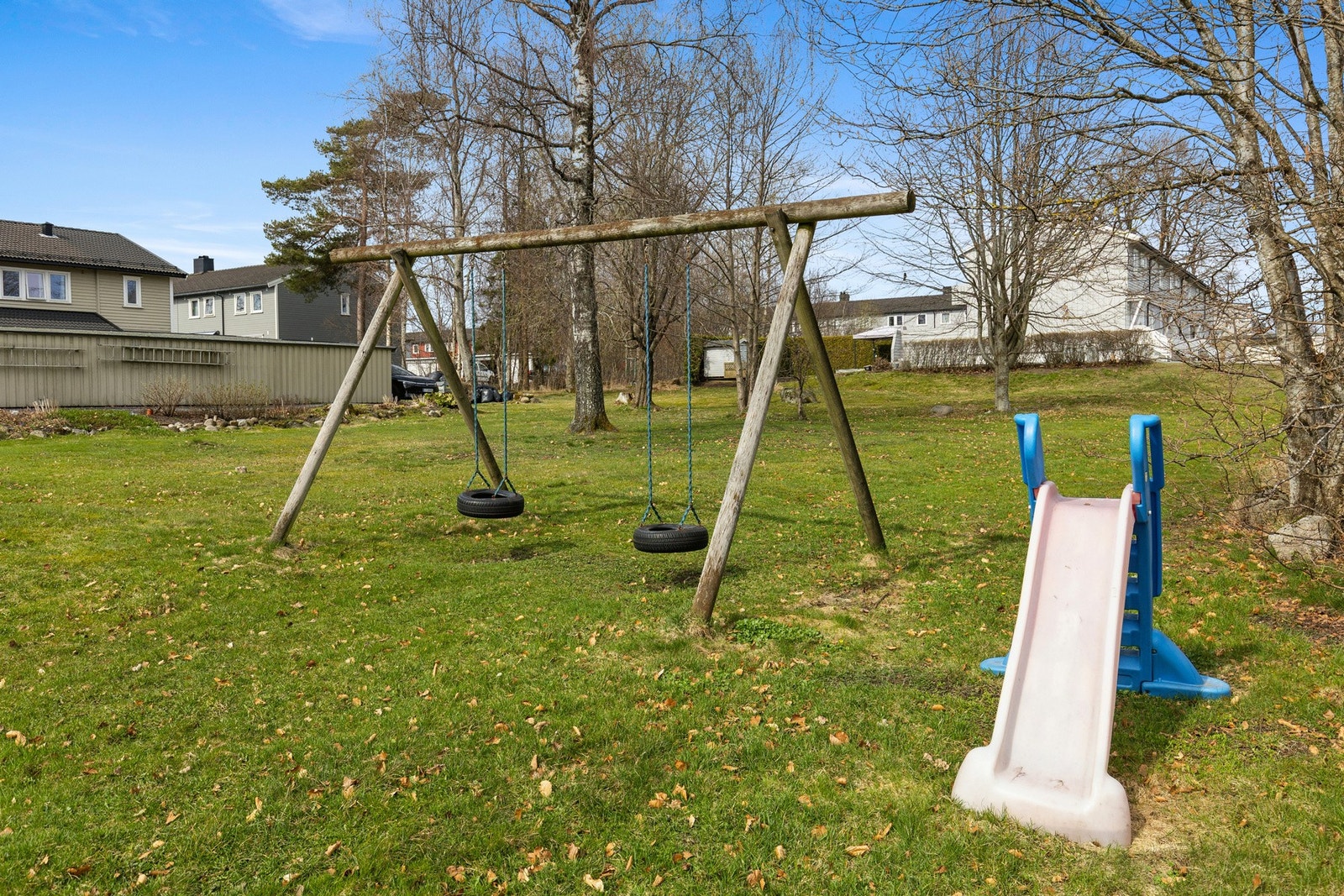 Felles grøntområde med lekeapparater - perfekt for barnefamilier Galleribilde