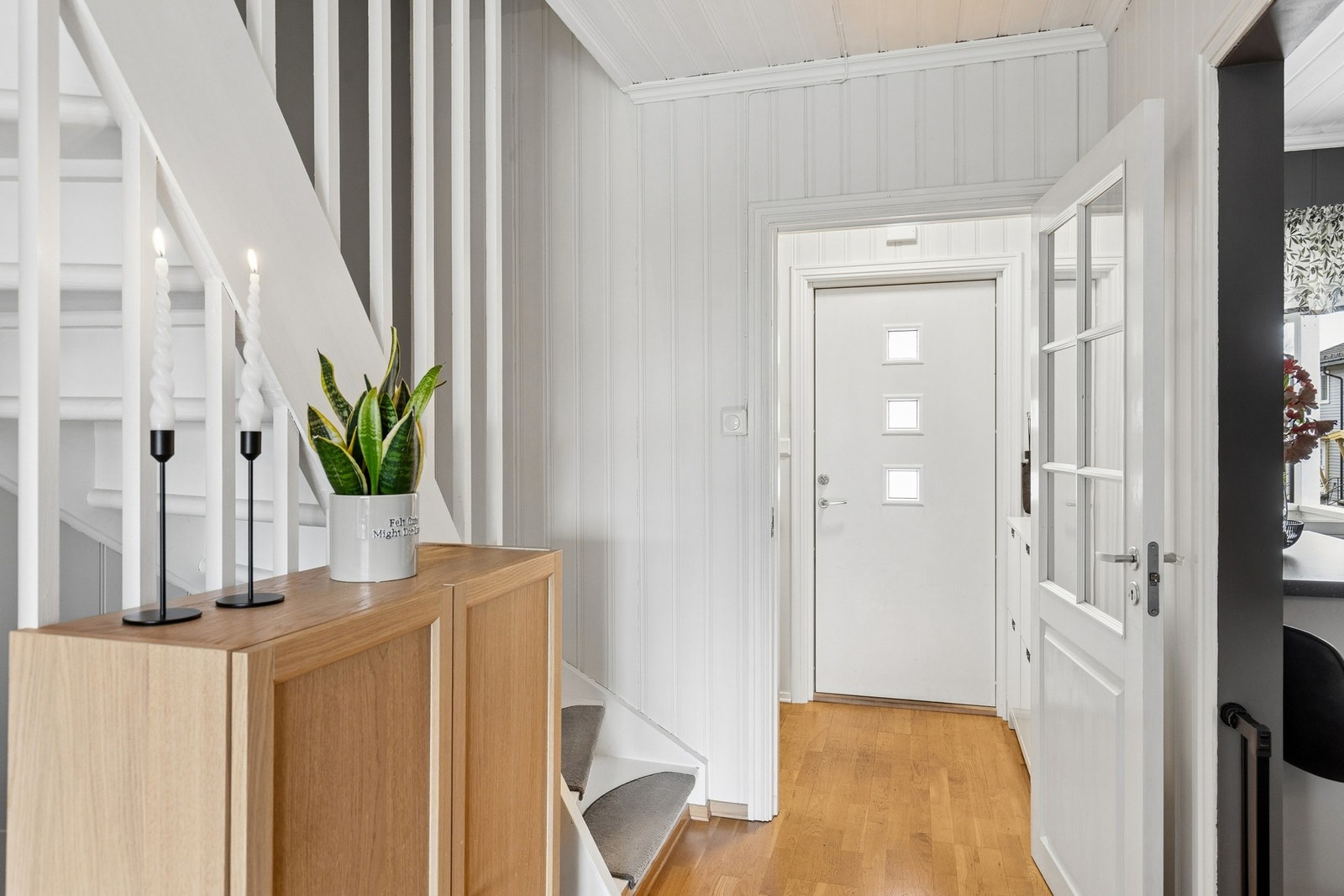 Lys og innbydende entré med gode oppbevaringsmuligheter Galleribilde