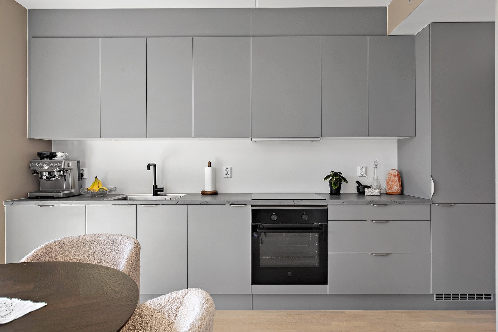 Moderne og stilrent HTH-kjøkken med masse skapplass og integrerte hvitevarer fra Electrolux. Galleribilde