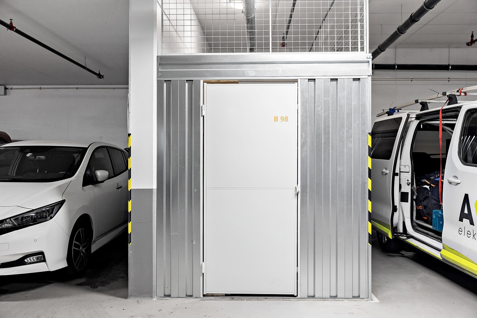 Det er heisadkomst til parkeringskjelleren. Garasjen i borettslaget er utstyrt med system fra Parqio, som lar deg åpne porten med mobiltelefonen, bestille automatisk portåpning for bilen din, og gi midlertidig tilgang til gjester. Galleribilde