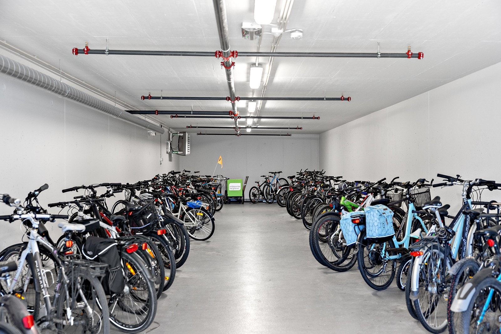 Sykler får god plass til parkering både inne og utendørs. Galleribilde