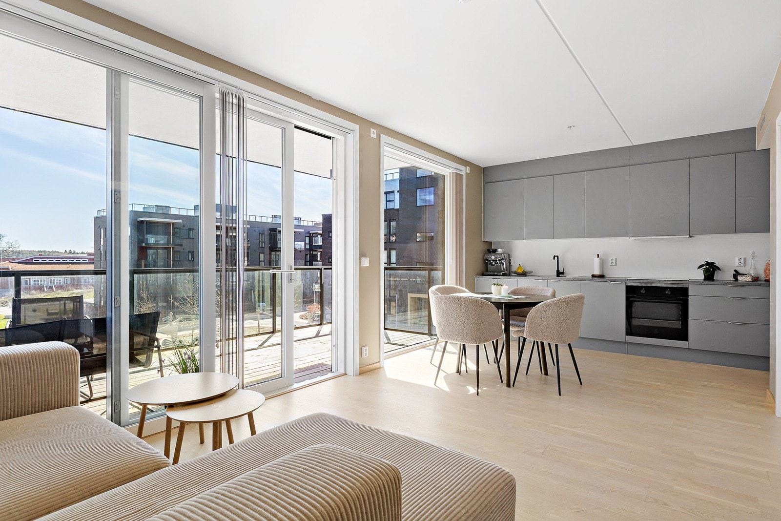 OBOS eiendomsmeglere v/ Mads Wendel Scheie har gleden av å presentere Astri Frisaks vei 9 Foto: Nanna Wolden / Diakrit Galleribilde