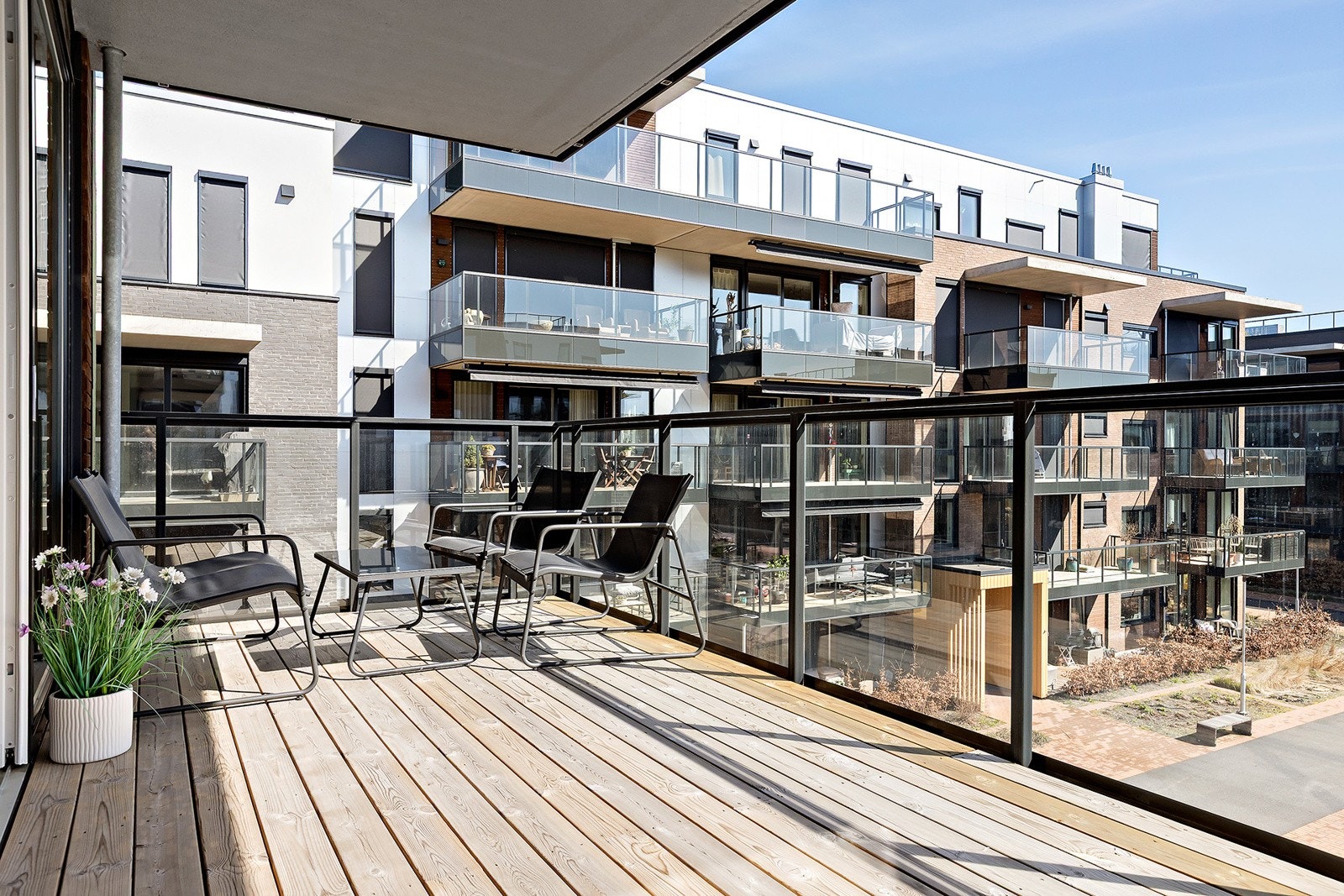 Med god plass til spisegruppe er balkongen godt egnet for å invitere venner og familie på grillmat om sommeren. Galleribilde