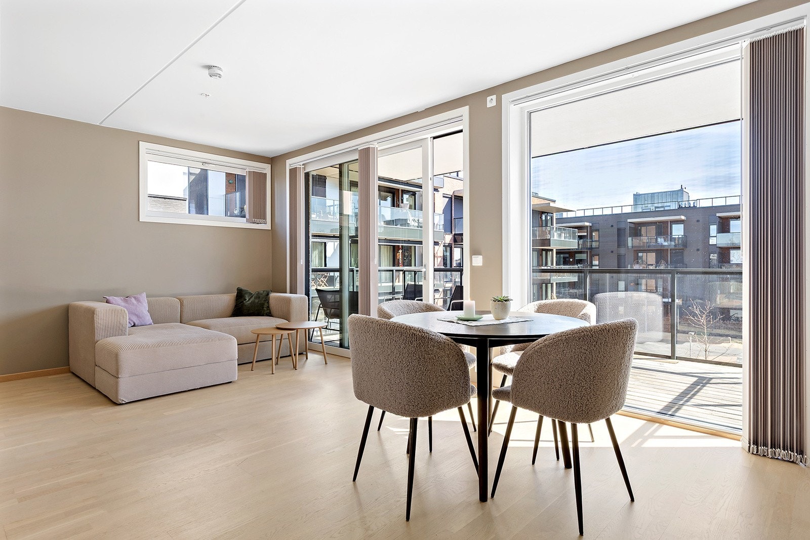 Lys og åpen stue med store vindusoverflater som slipper inn rikelig med naturlig lys. Stuen har god plass til både sofa og spisebord, og har utgang til balkong med fine solforhold. Galleribilde