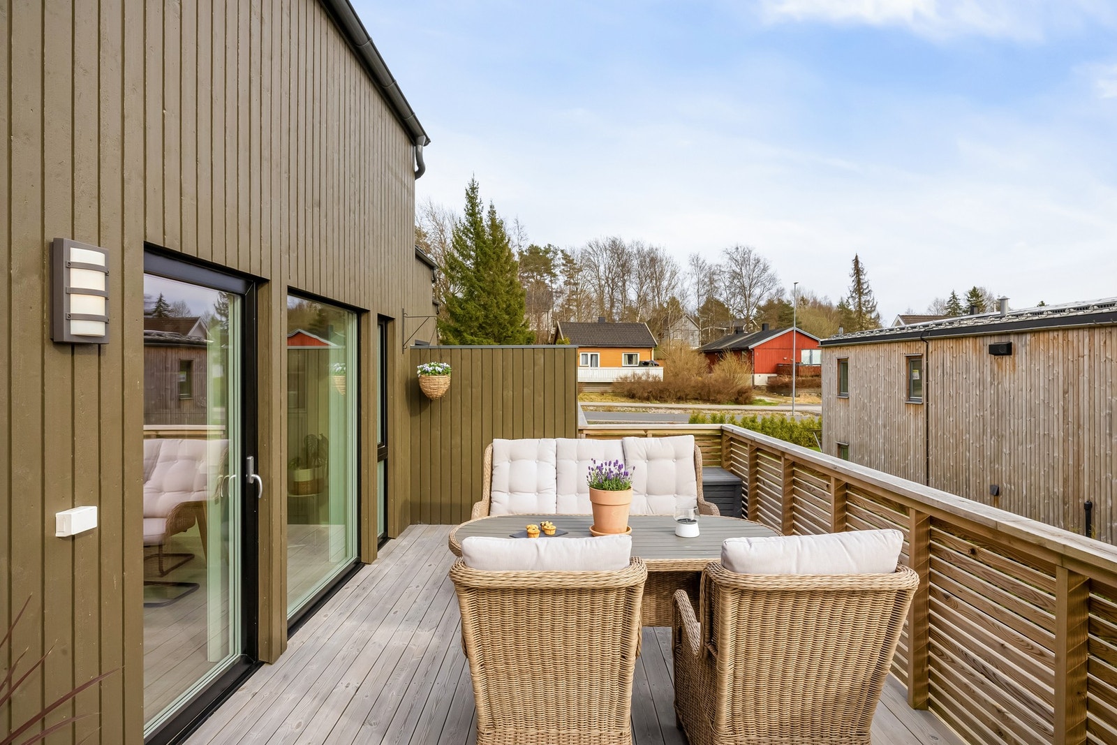Solrikt med god plass til utemøblement. Galleribilde