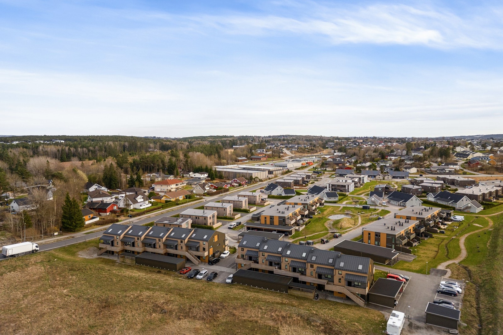 Det er kort vei til nærbutikker, skoler og barnehager. Galleribilde