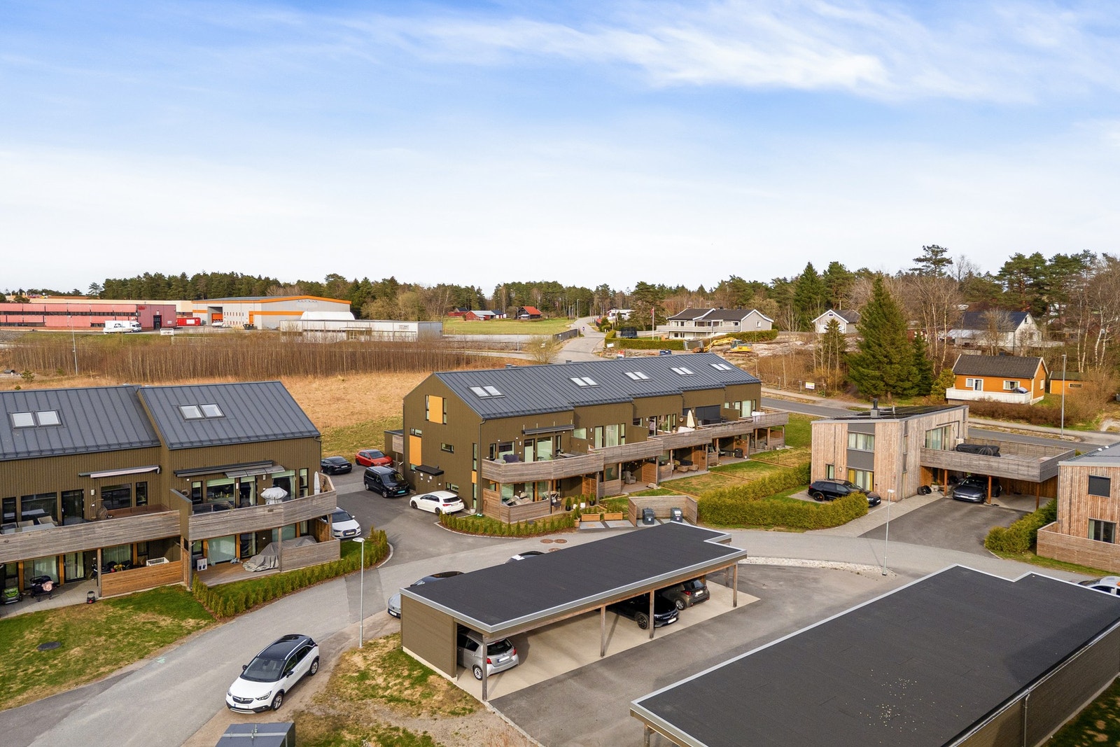 Sameiet har en pent opparbeidet felles tomt med asfalterte veier og gangstier, grøntarealer, plenarealer, felles lekeplass og fotballøkke. Galleribilde