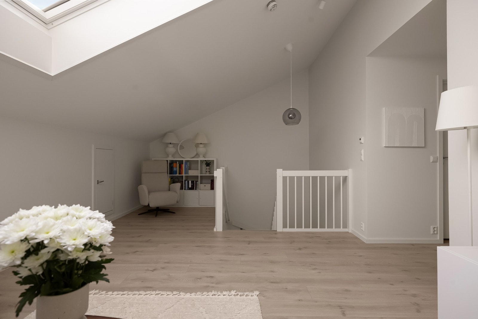 Plass til en koselig lesekrok. Det er også bod i hele kneveggen i loftetasjen. Galleribilde
