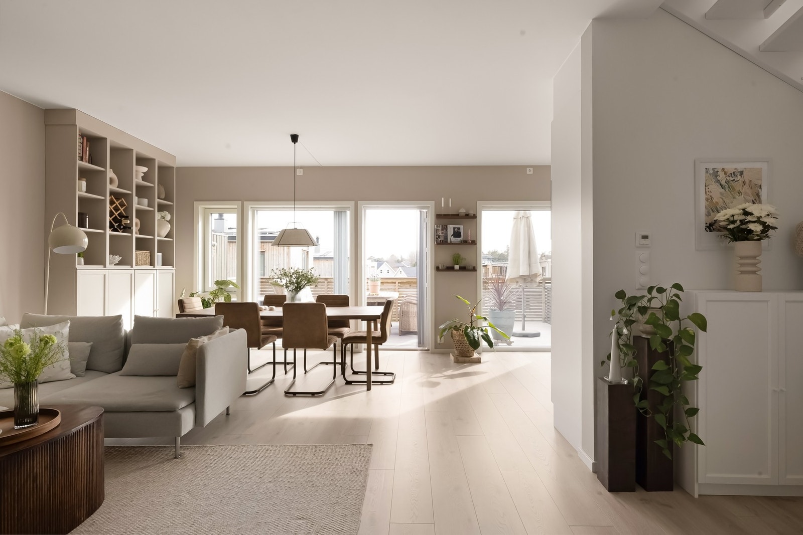 Leiligheten byr på høy standard, gode tilvalg og vannbåren gulvvarme i alle rom, kombinert med balansert ventilasjon for et lunt og behagelig inneklima. Galleribilde