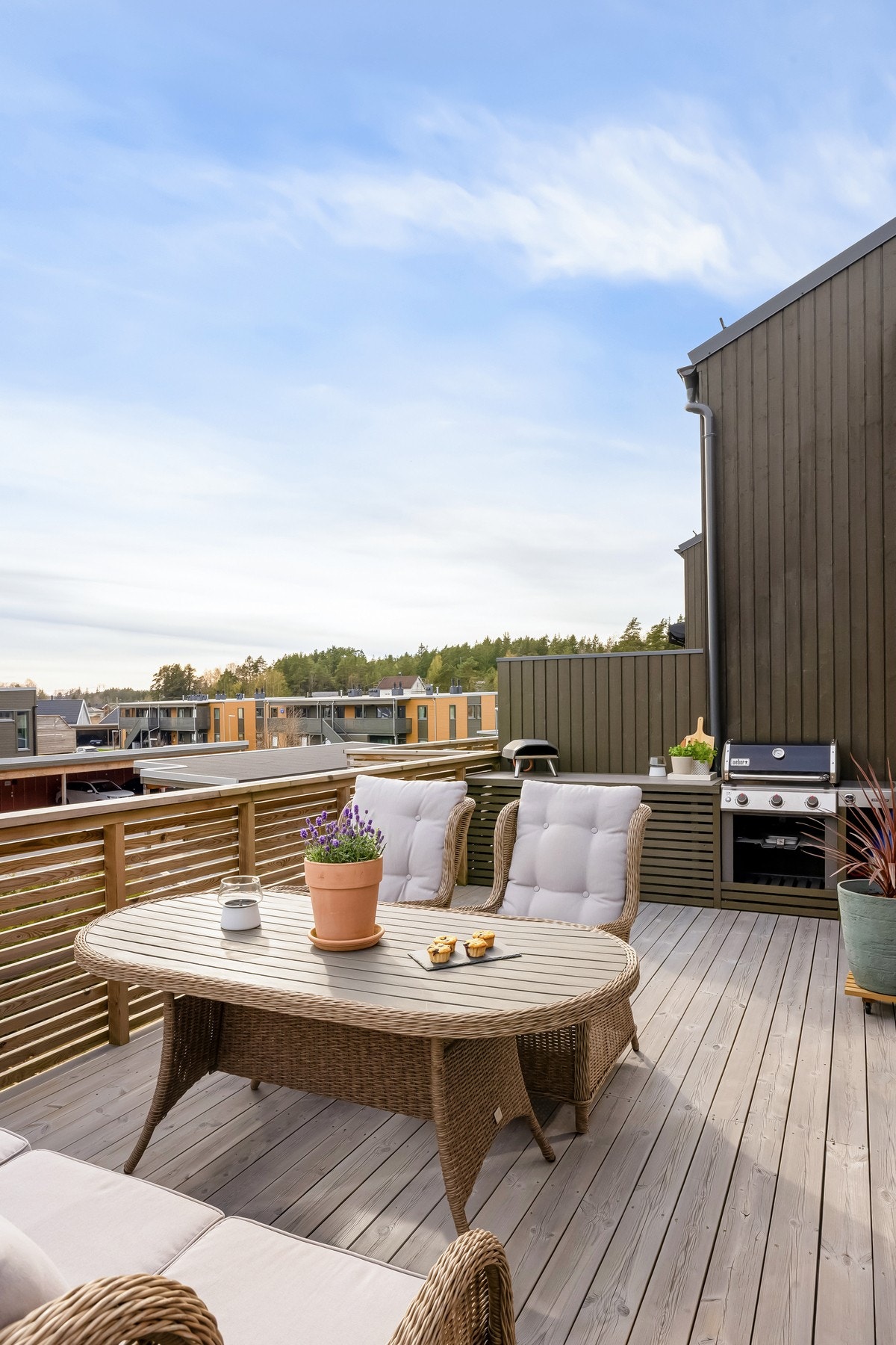 Romslig terrasse med utekjøkken som inviterer til hyggelige måltider og sosiale grillkvelder. Galleribilde
