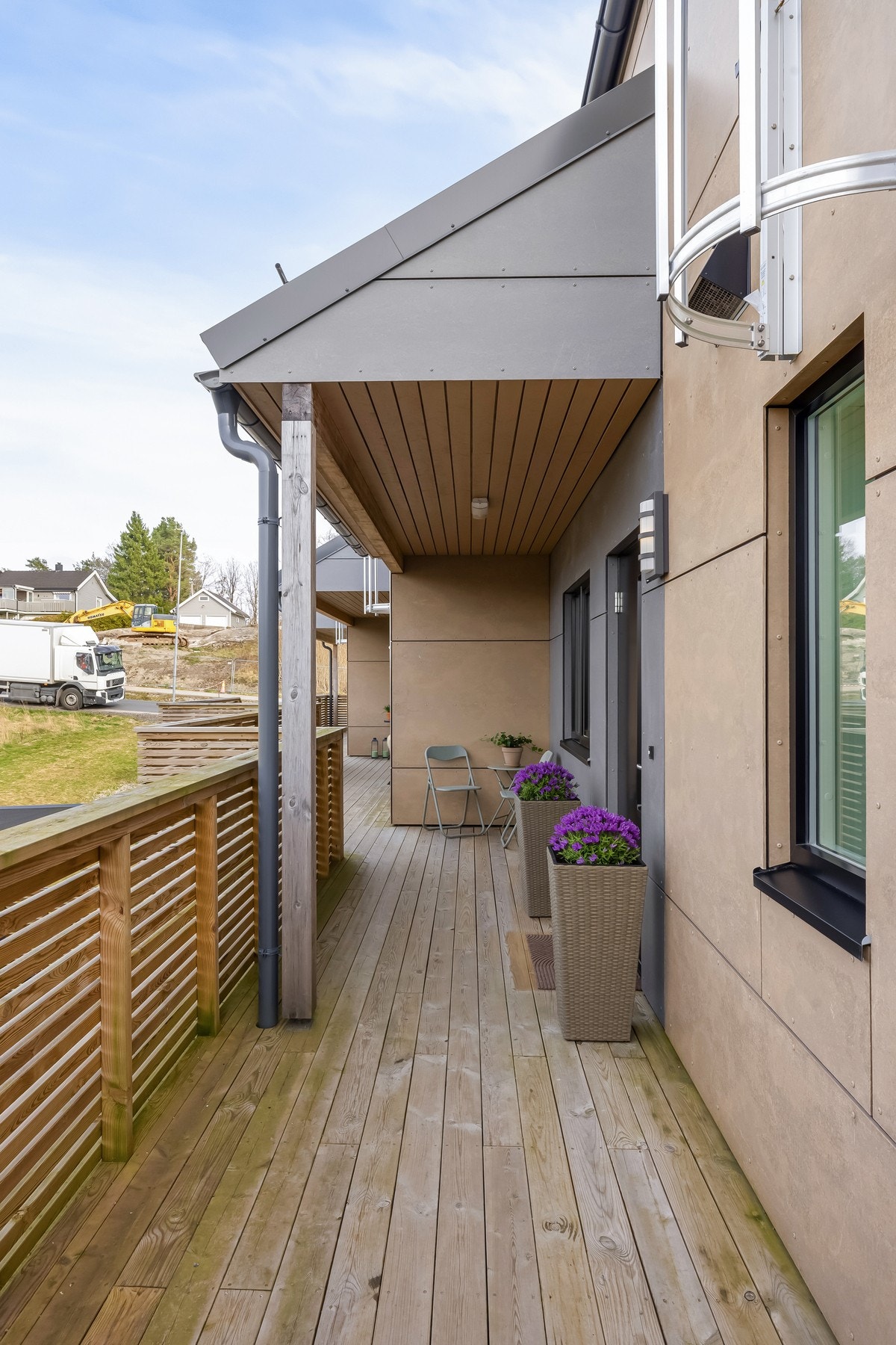 Hyggelig inngangsparti med plass til et lite cafésett. Galleribilde