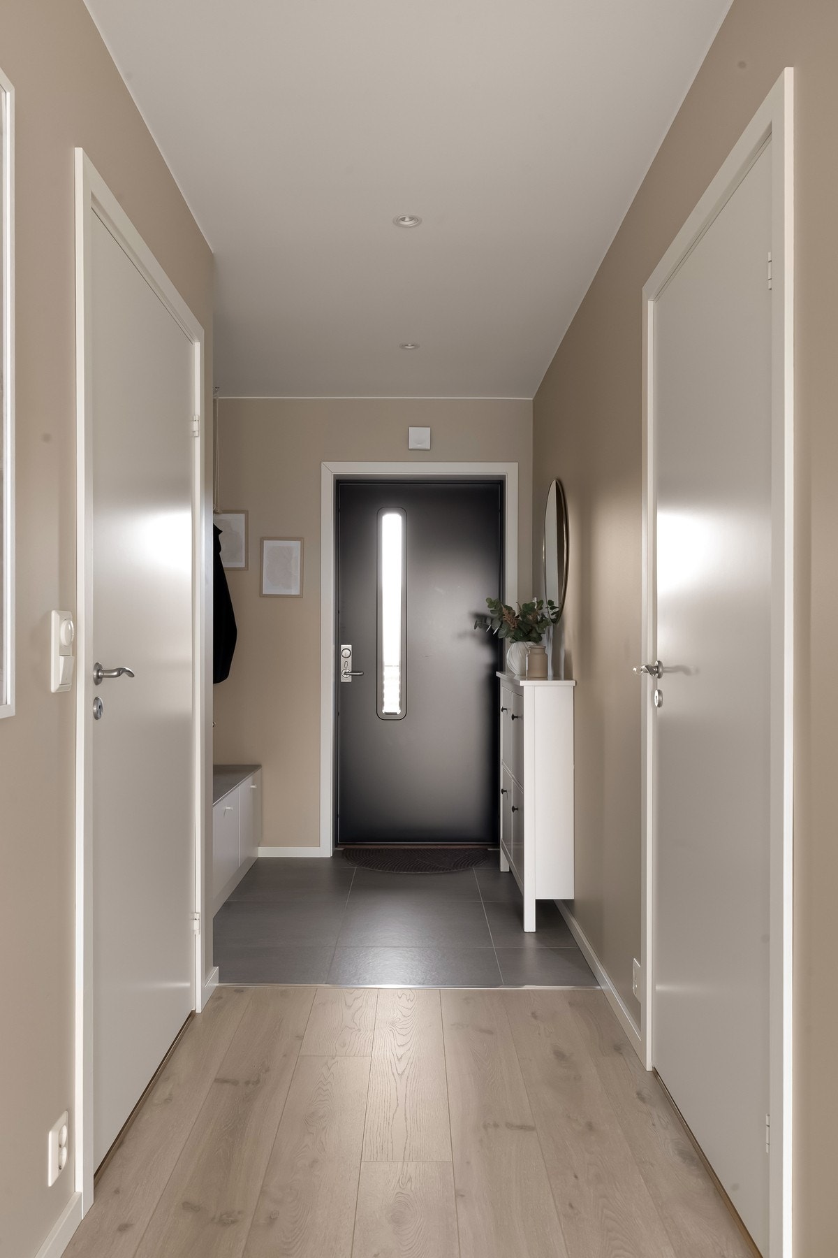 Praktisk med fliser i entreen. Plass til skoskap og benk med oppbevaring. Galleribilde